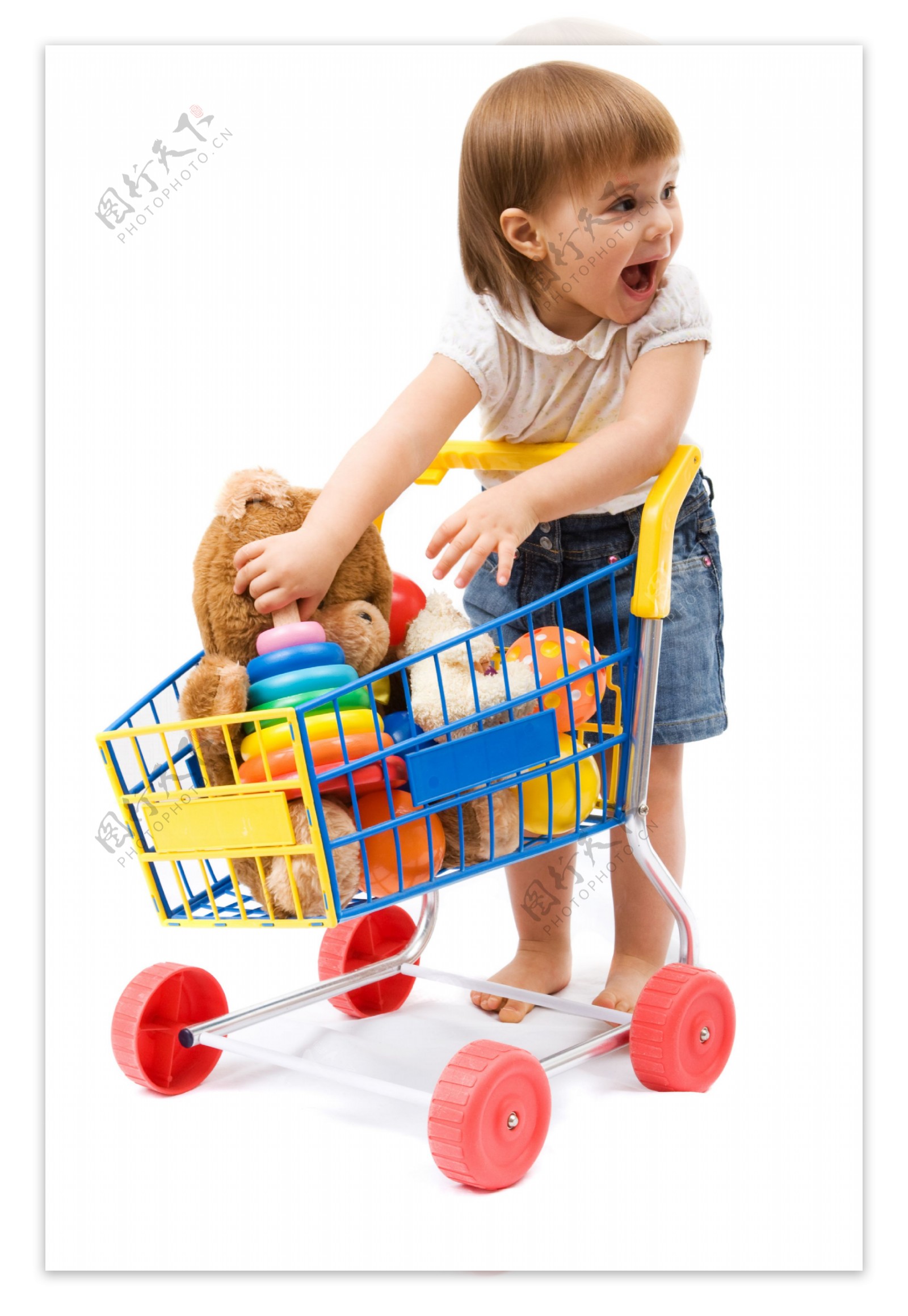 推着儿童购物车的小孩图片