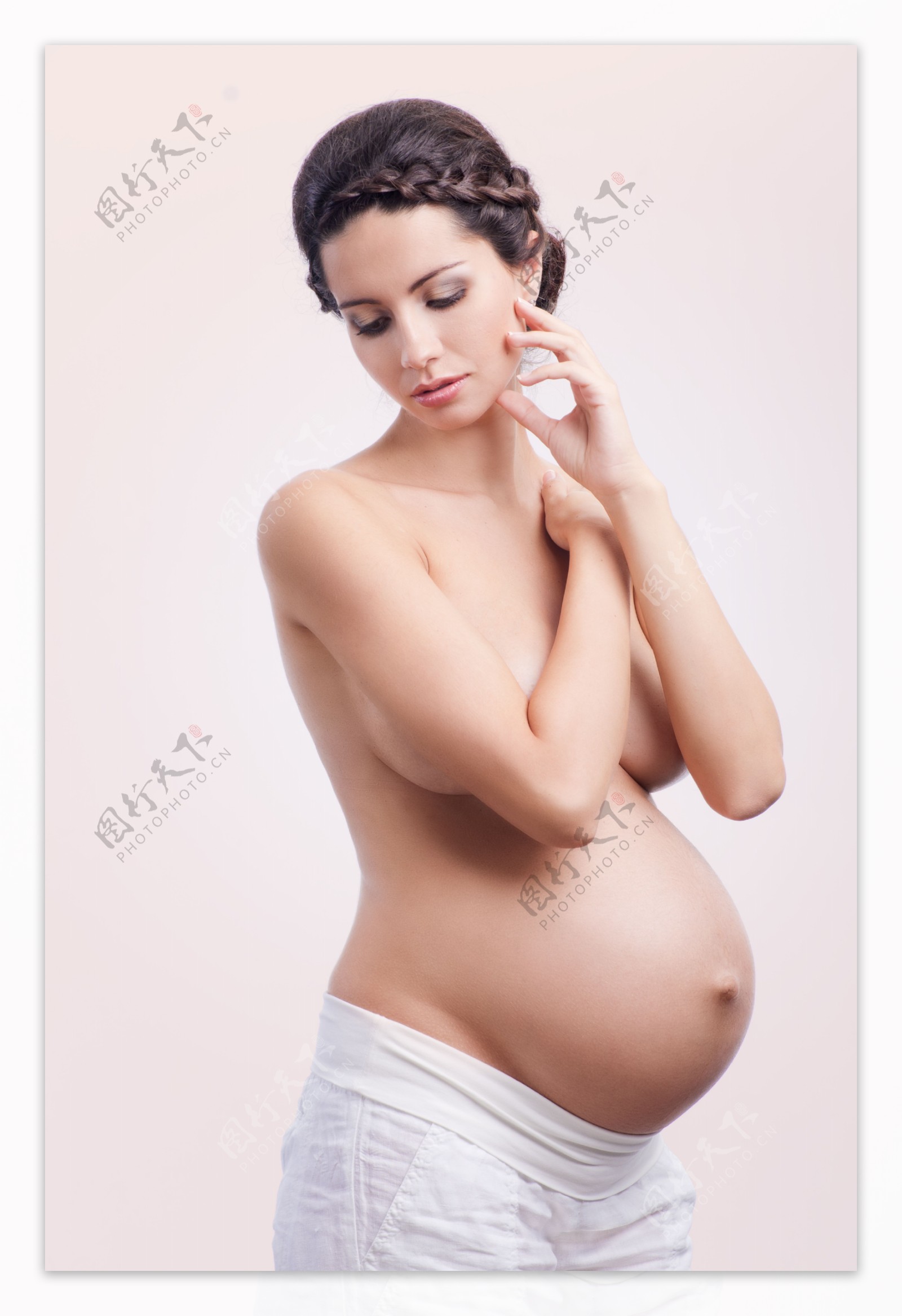 低头的孕妇图片
