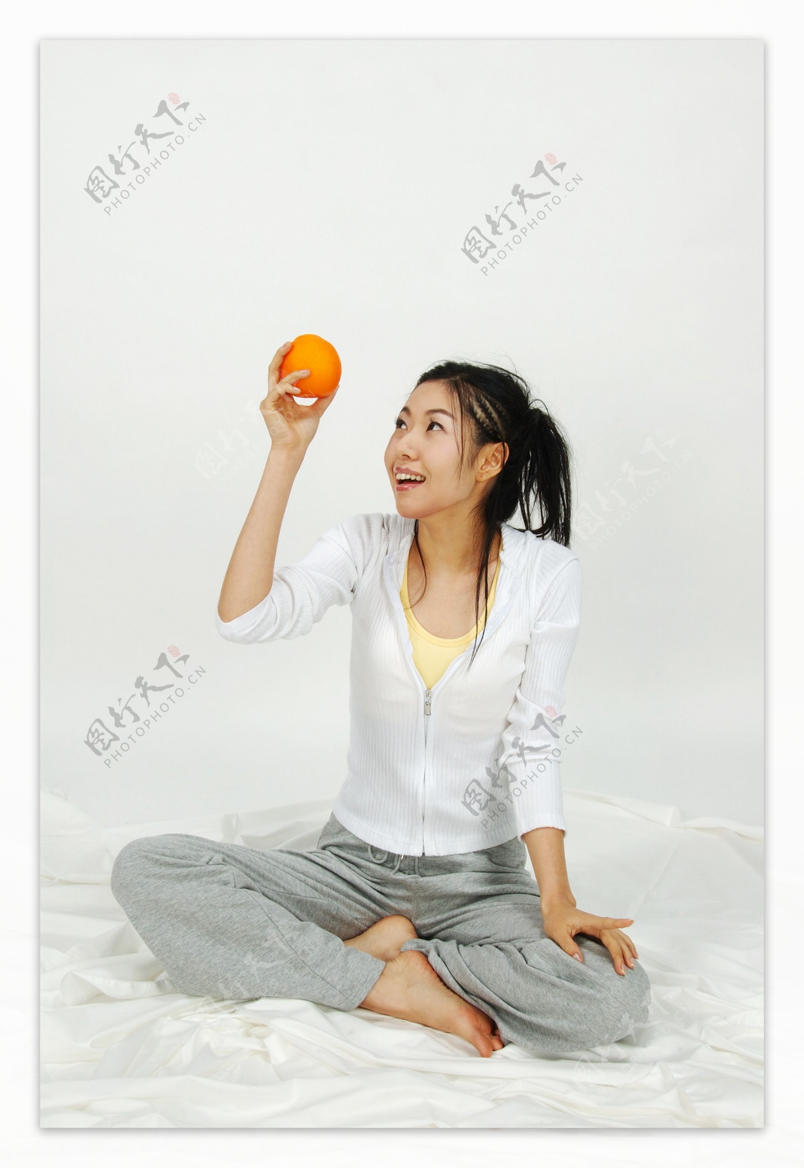 看着橙子的女孩图片