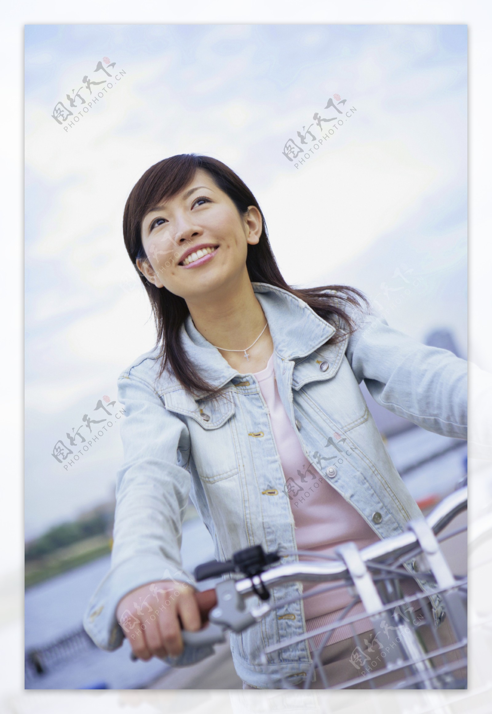骑自行车的美女图片