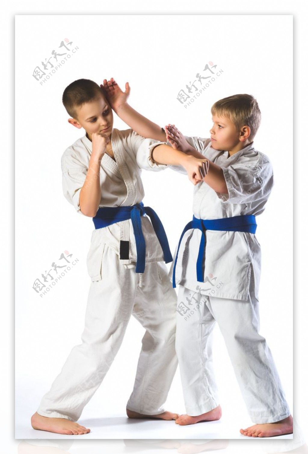 练习跆拳道的儿童图片