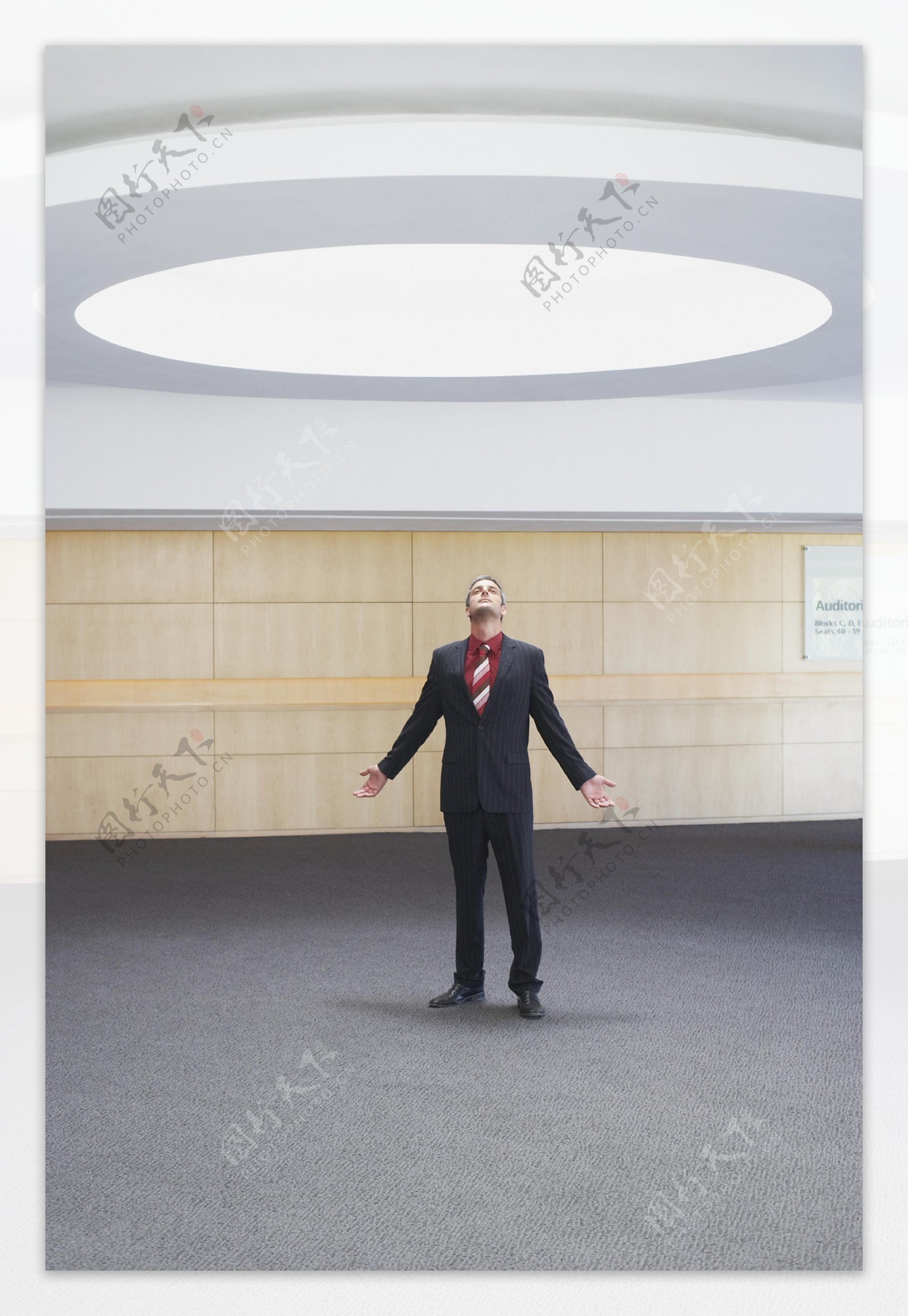 站在灯光下的商务男人图片
