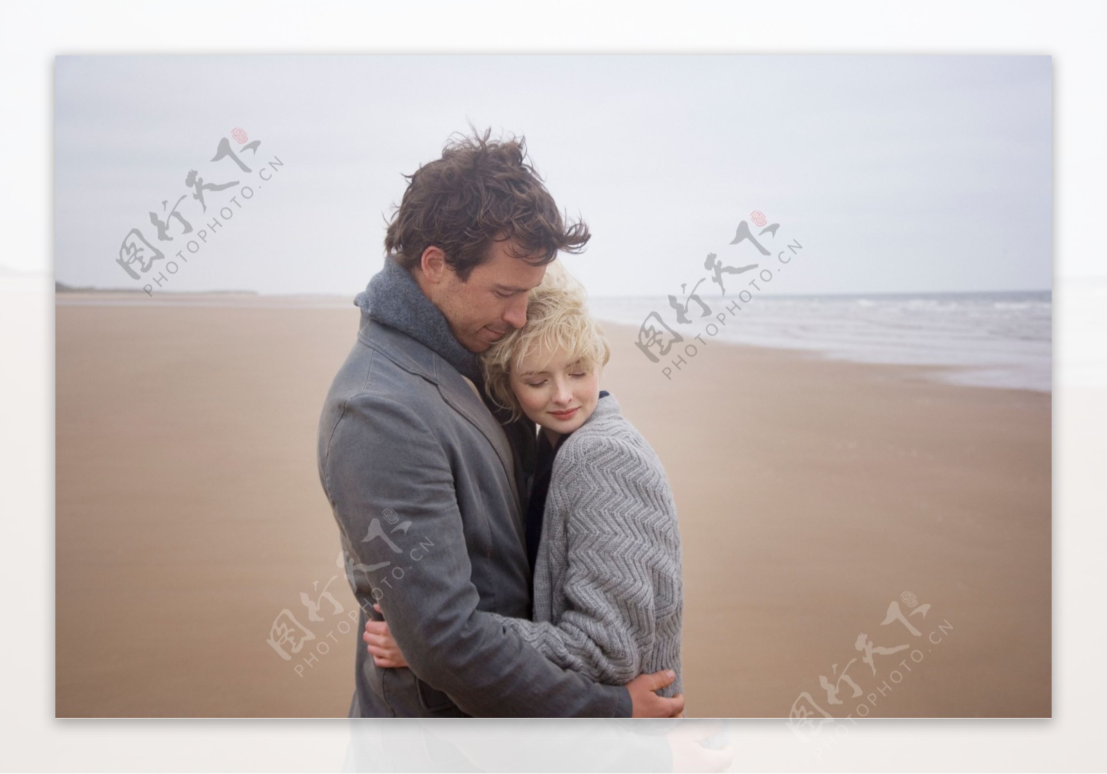 沙滩上拥抱的情侣图片
