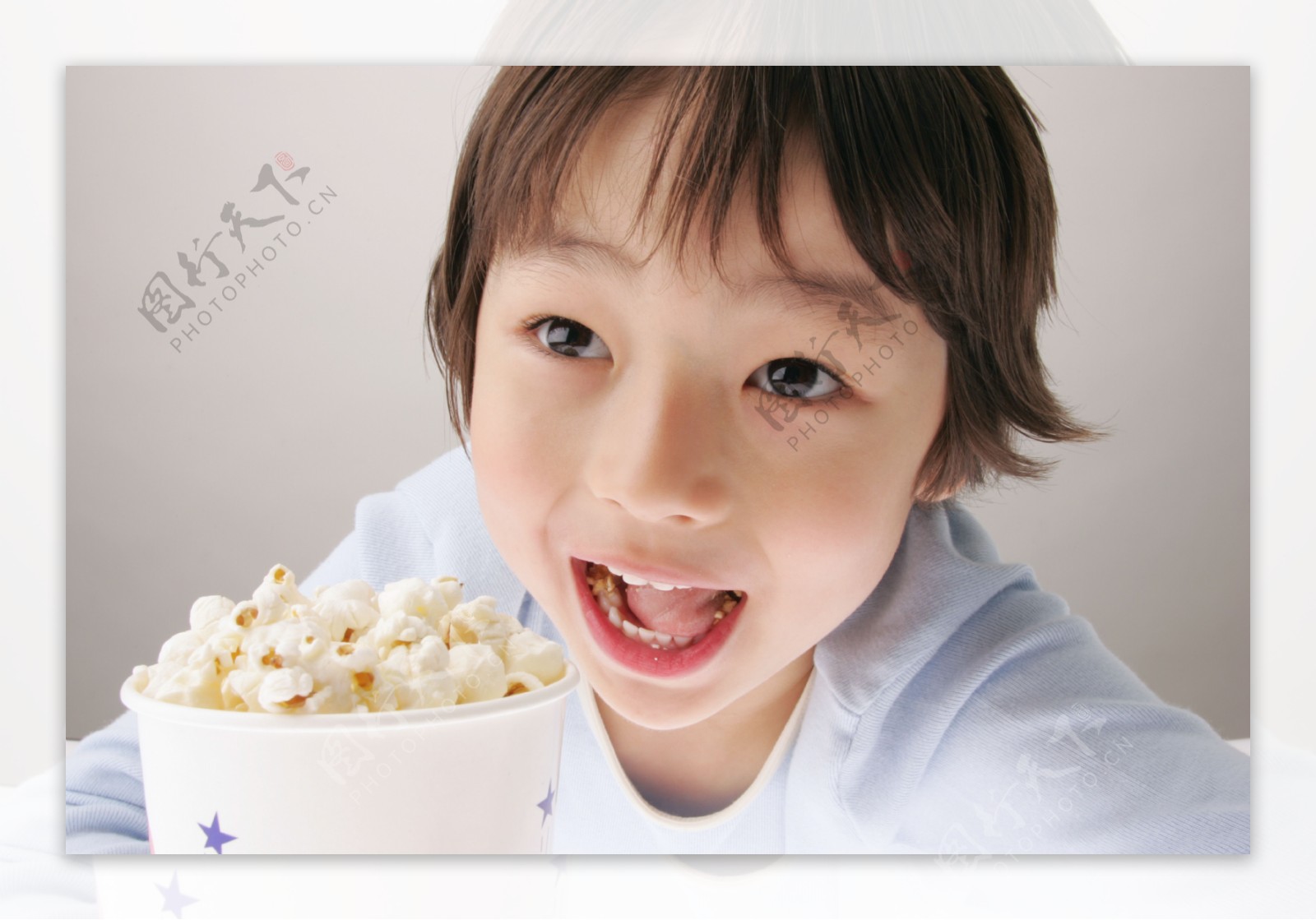 吃爆米花的小男孩图片