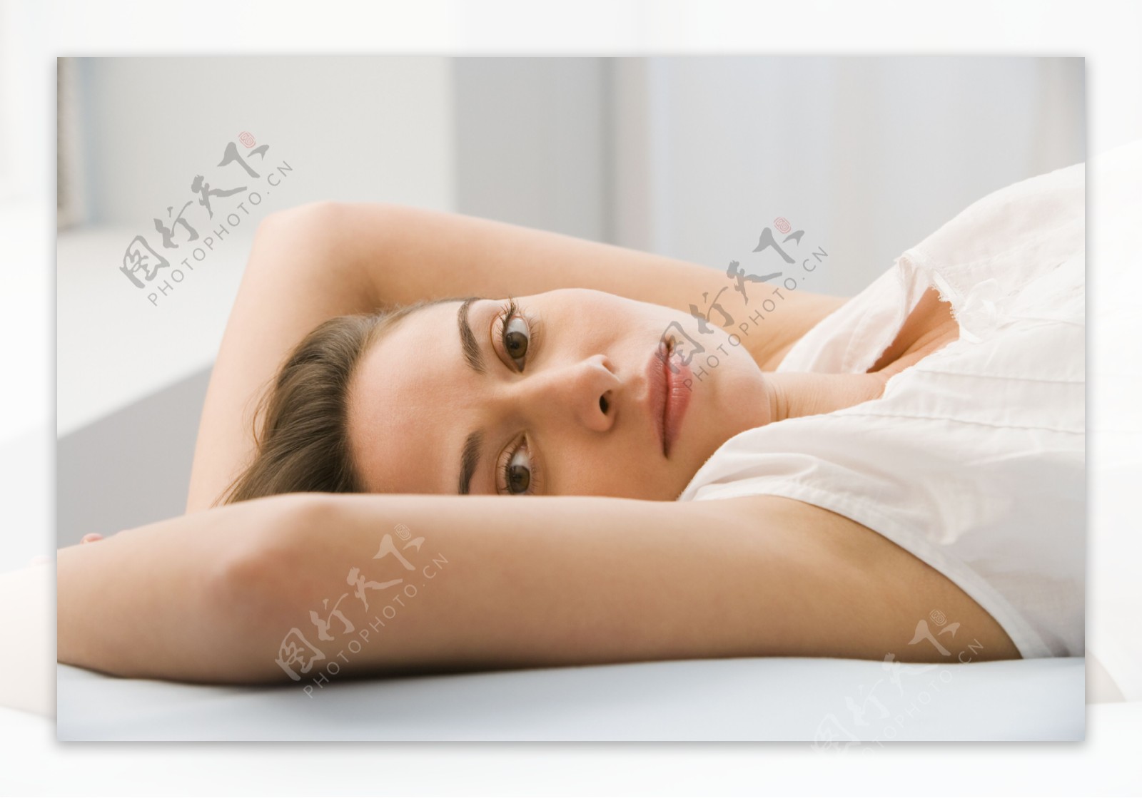 躺着休息的女人图片