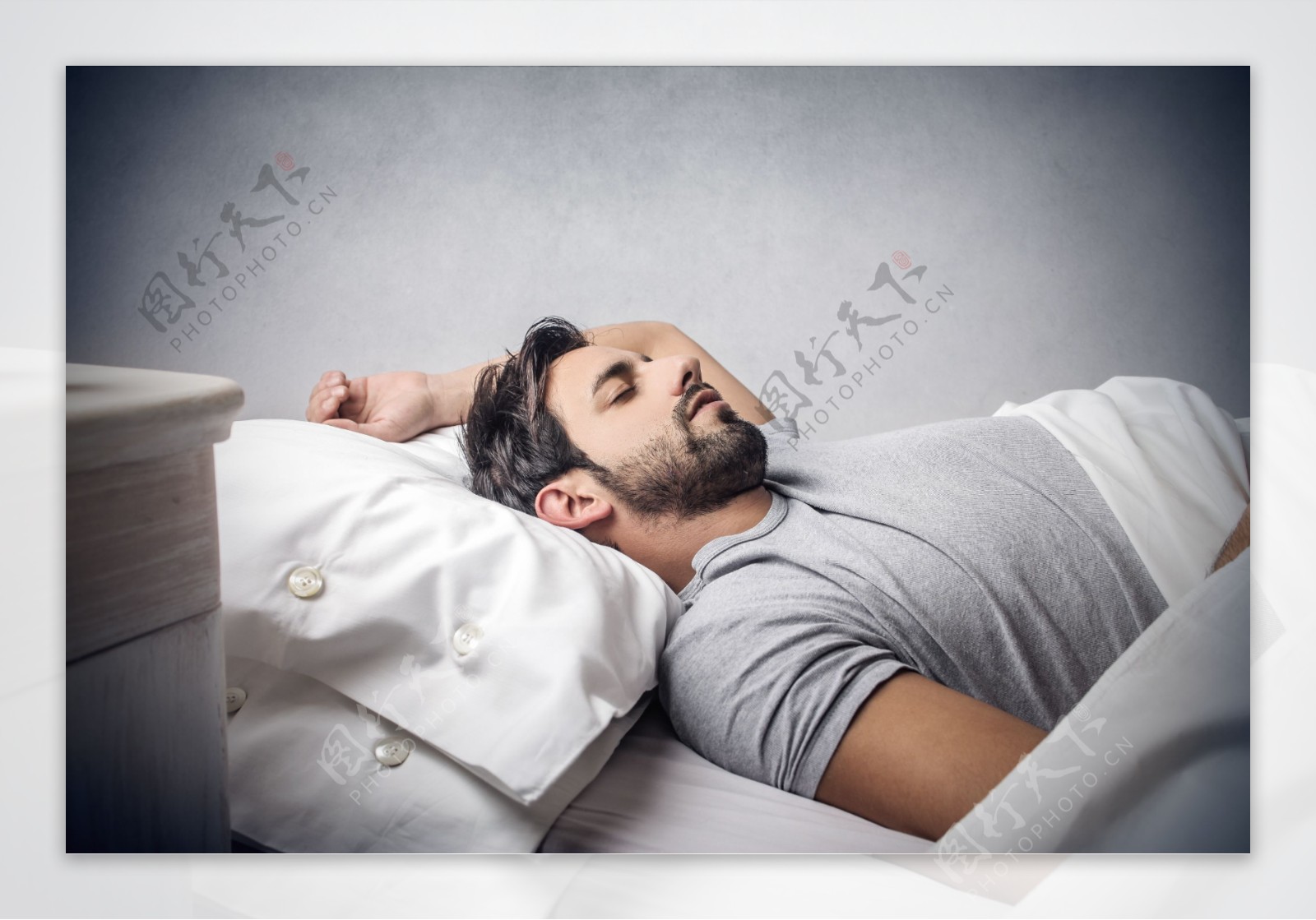 床上睡觉的男人图片