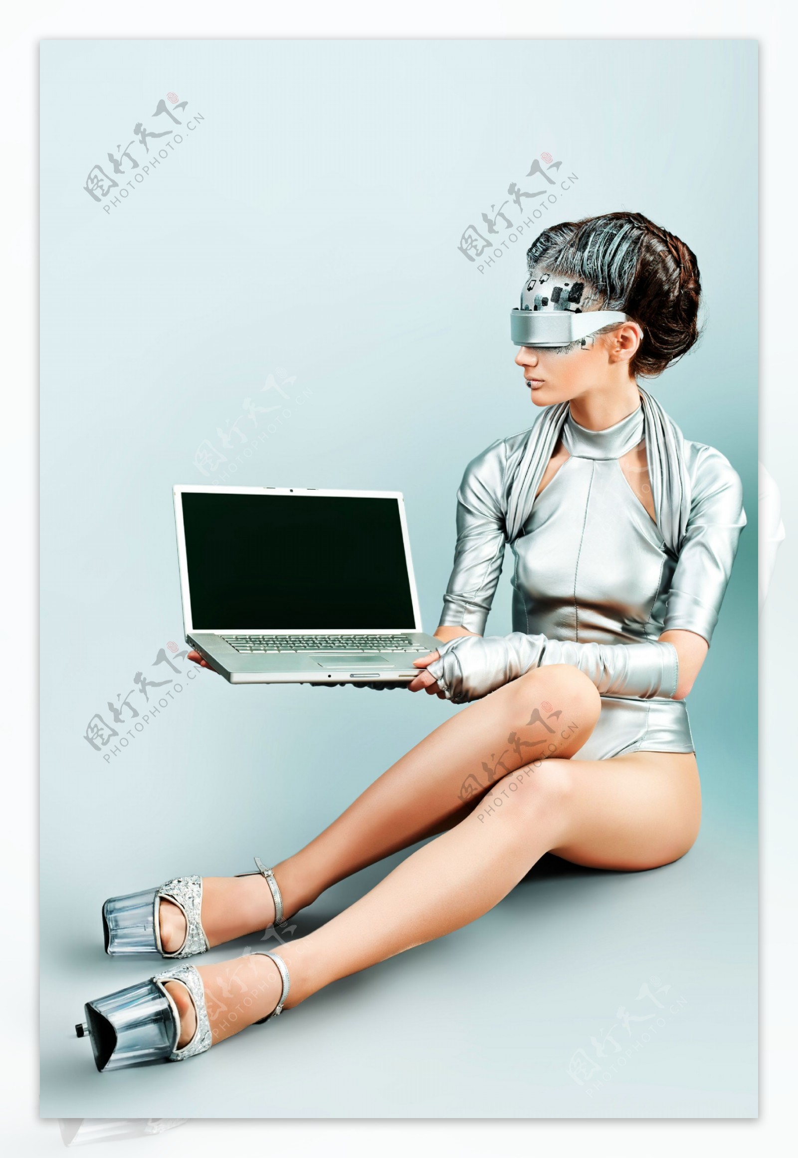 手拿电脑的科技美女图片