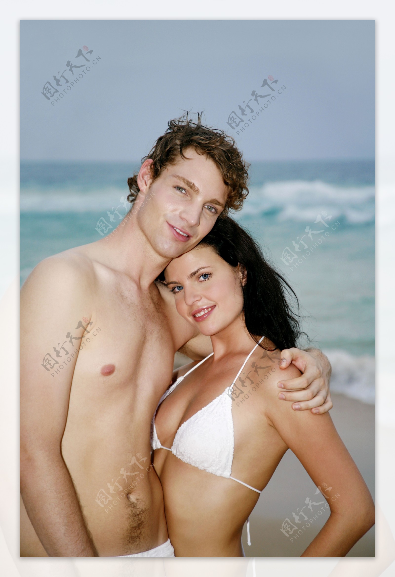 沙滩拥抱的情侣图片