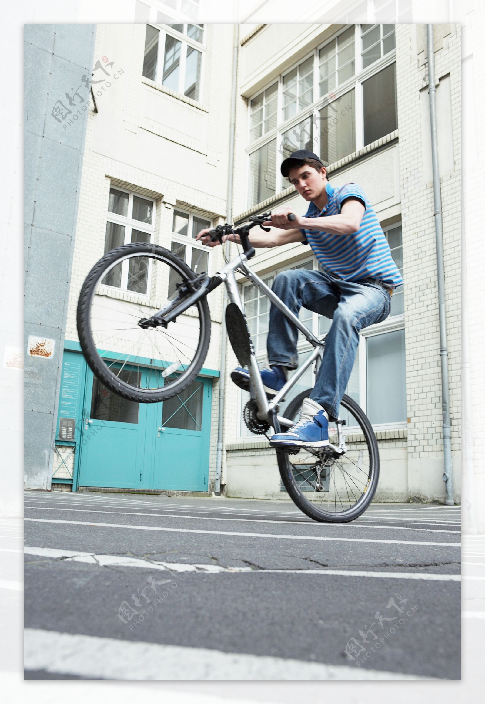 公路上骑单车的男孩图片