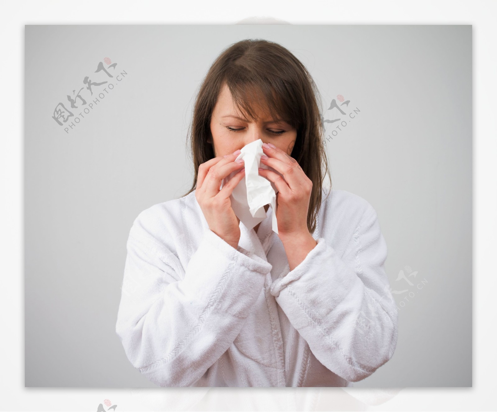 鼻子不舒服的感冒女性图片
