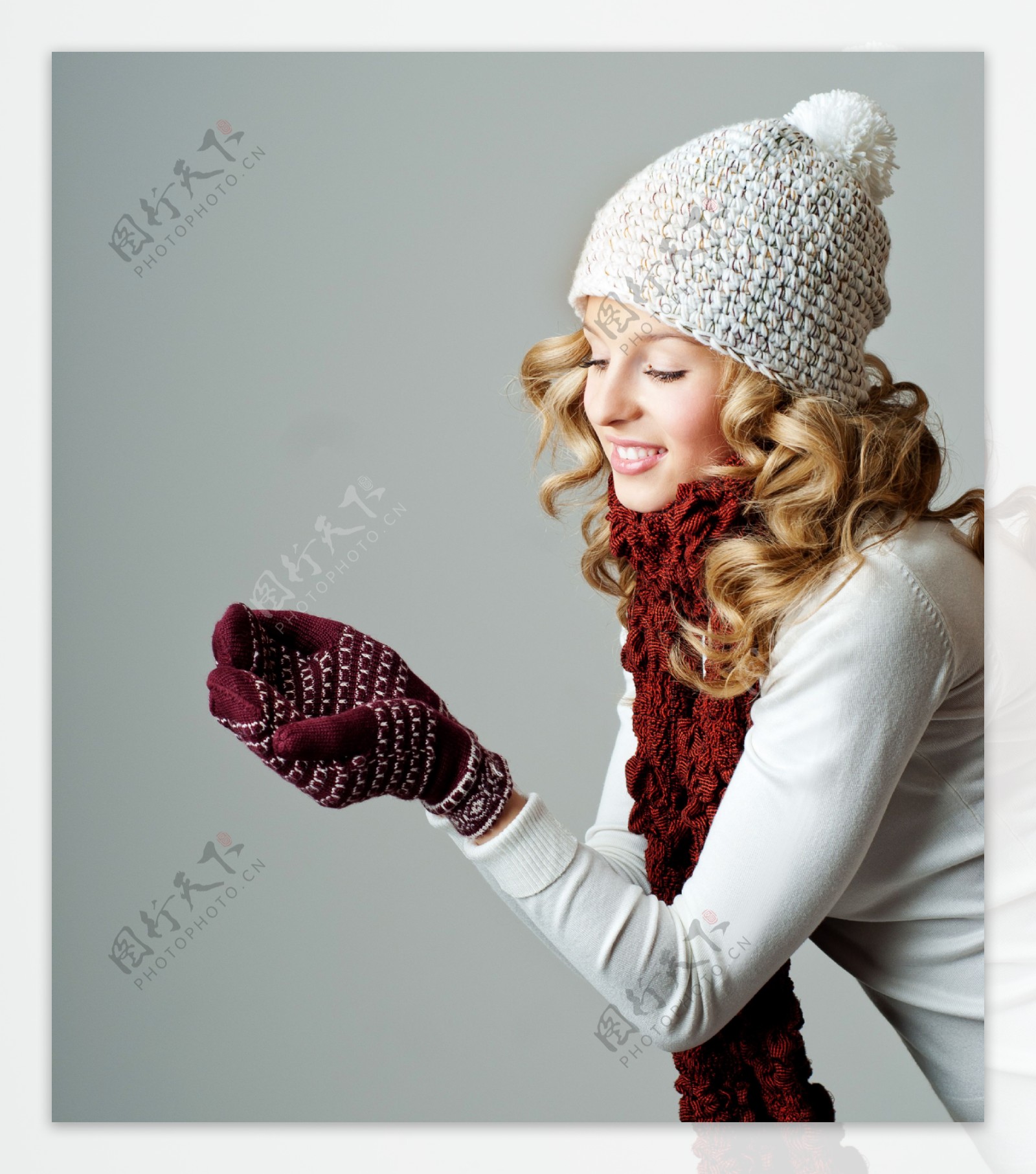 戴手套的时尚女孩图片