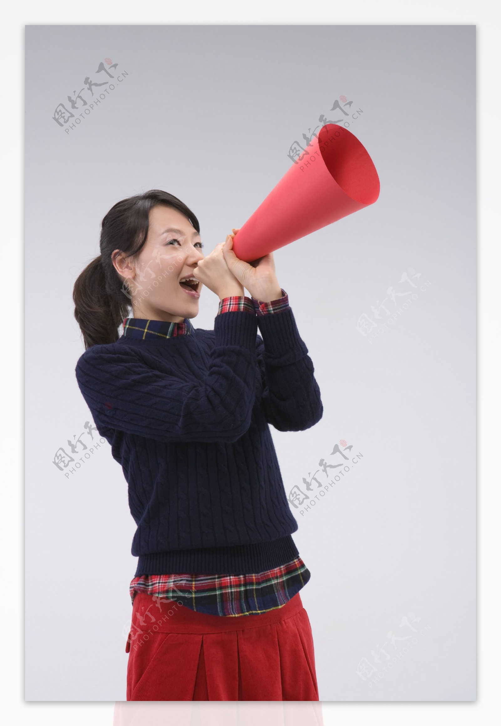 拿着红色喇叭呐喊的女孩图片