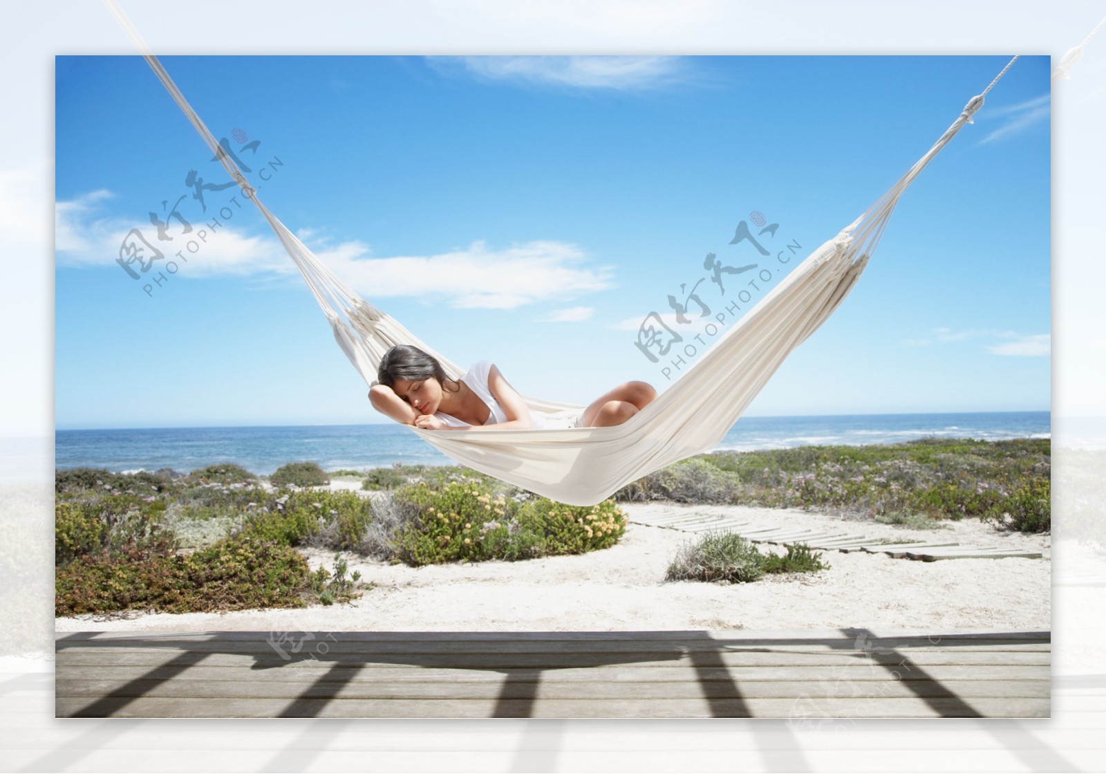 在云中两棵棕榈树之间的吊床上睡觉的人。照片摄影图片_ID:423368934-Veer图库