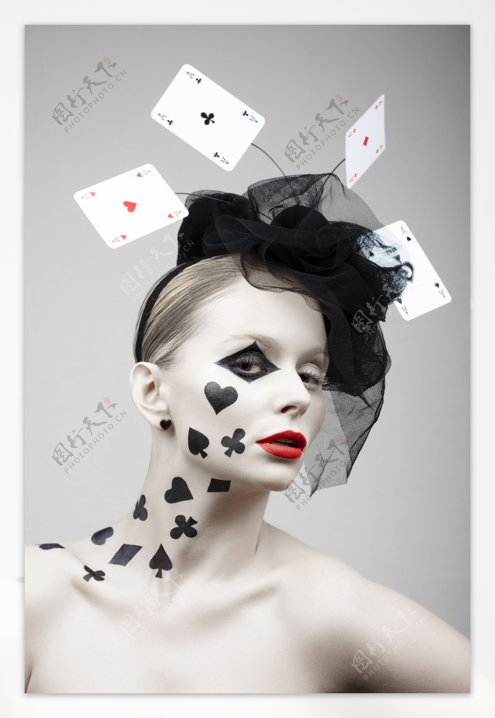扑克牌与时尚美女图片