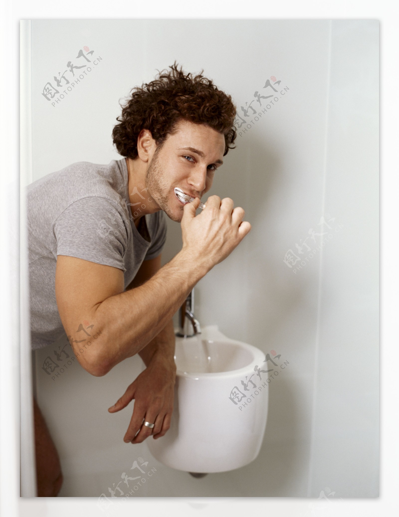 正在刷牙的男人图片