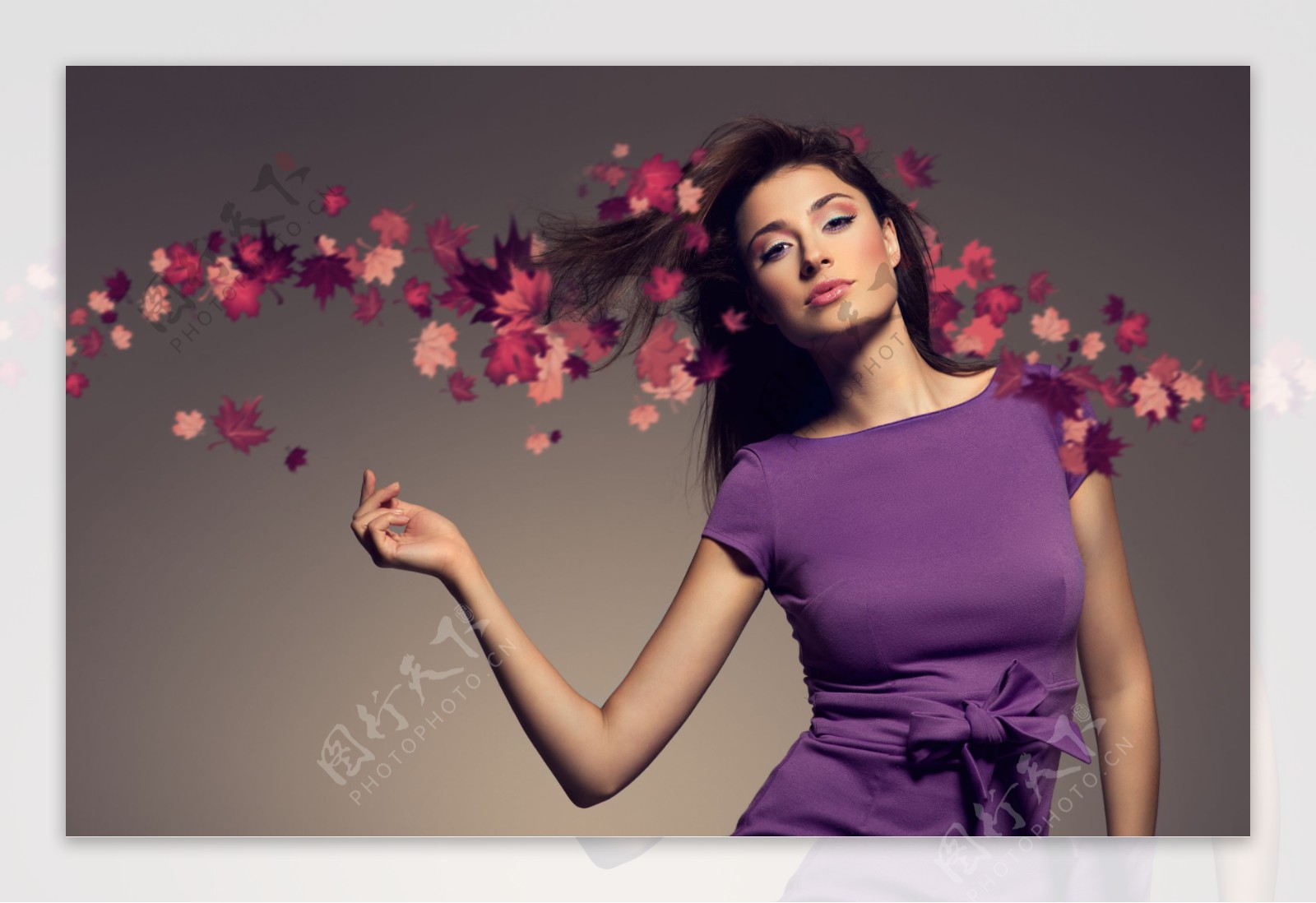 紫色叶子和紫裙美女图片