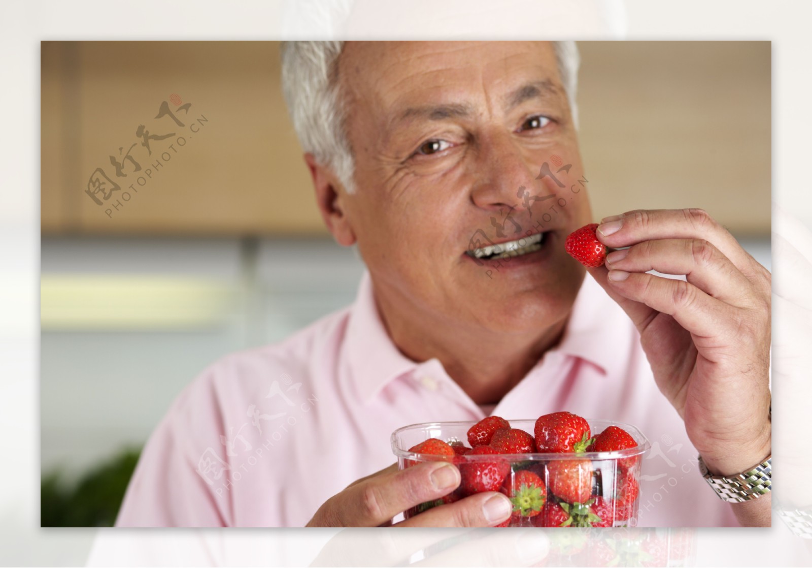 吃草莓男士图片