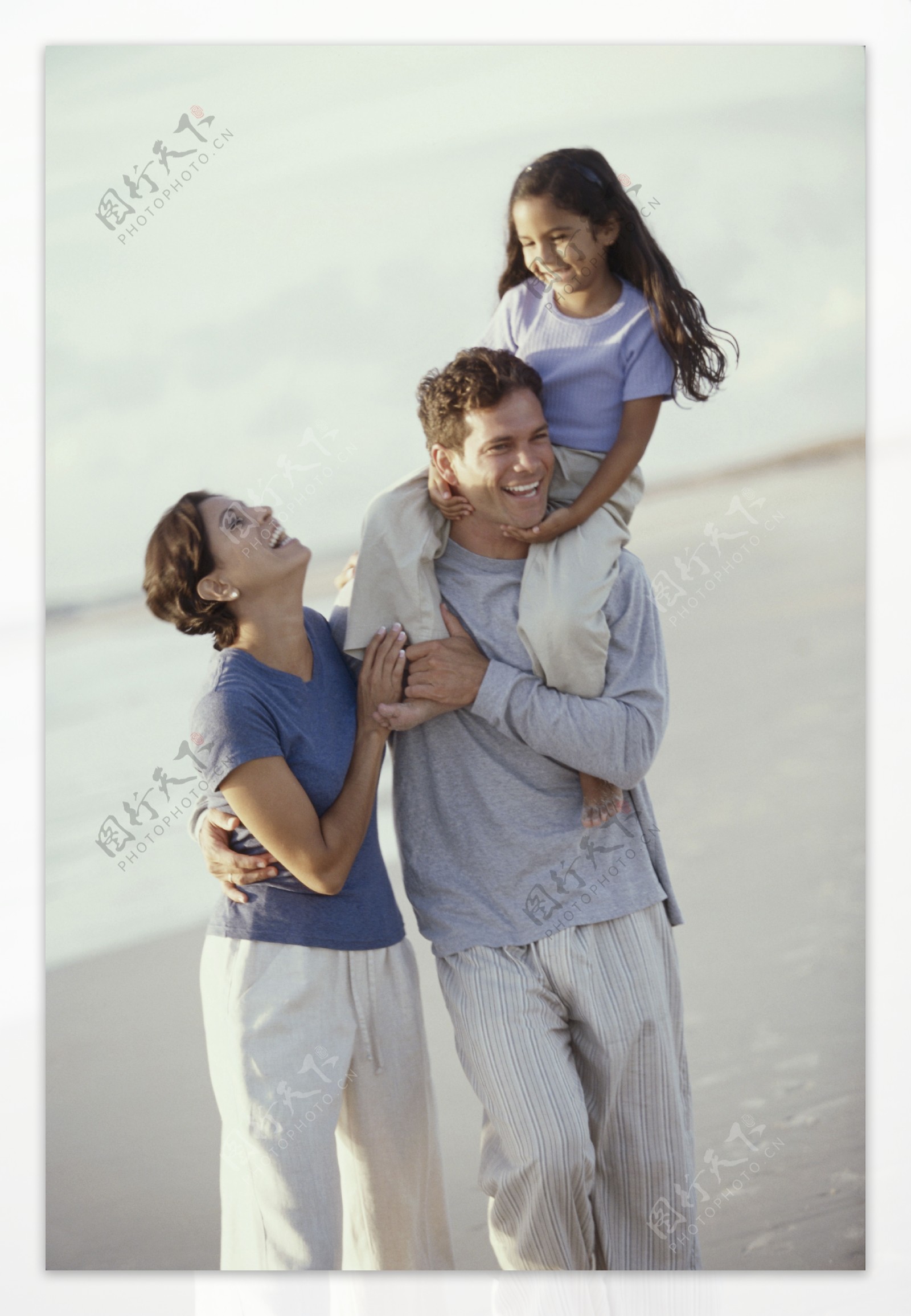 海滩散步的幸福家庭图片