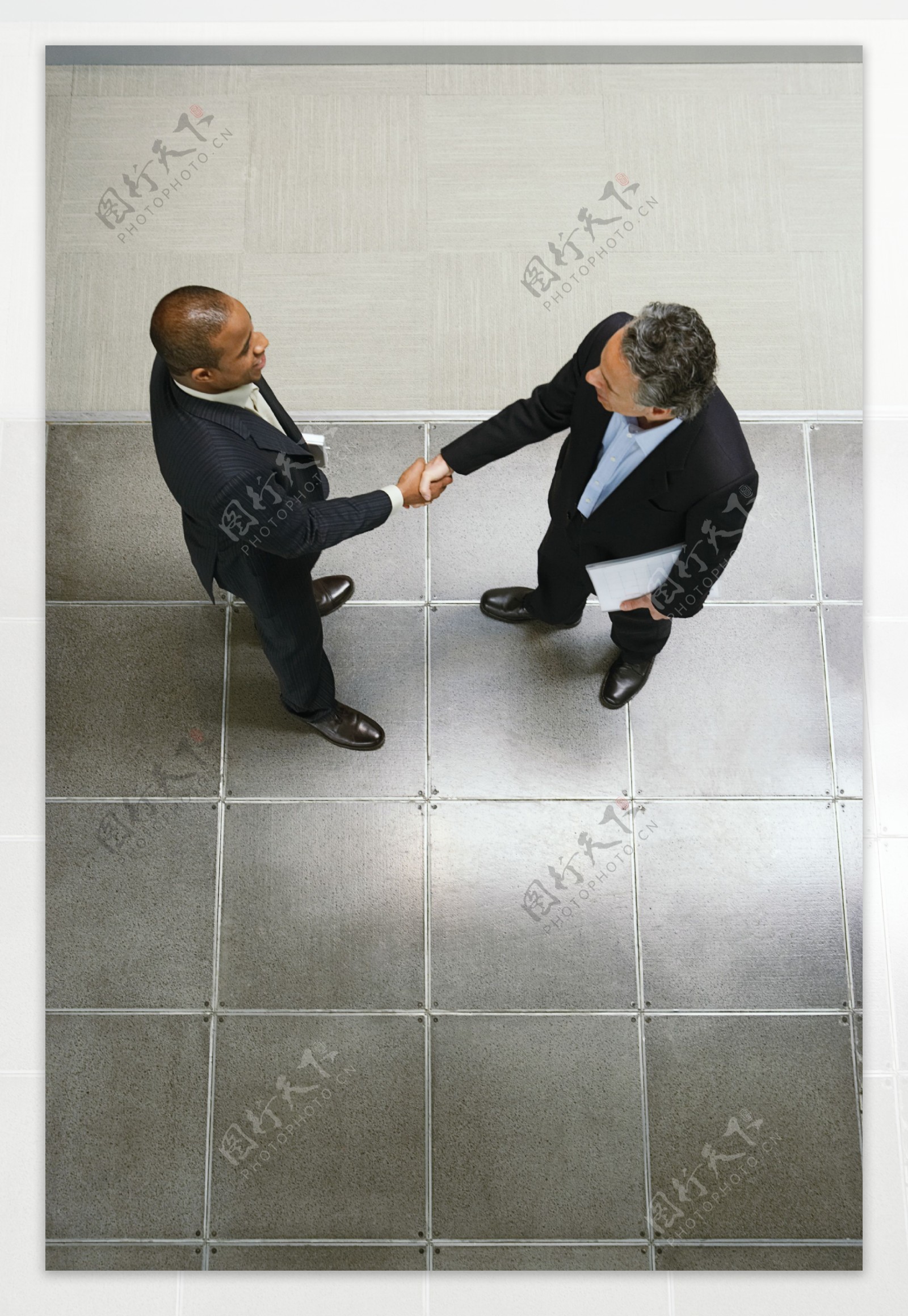 两个握手的外国商务男士图片