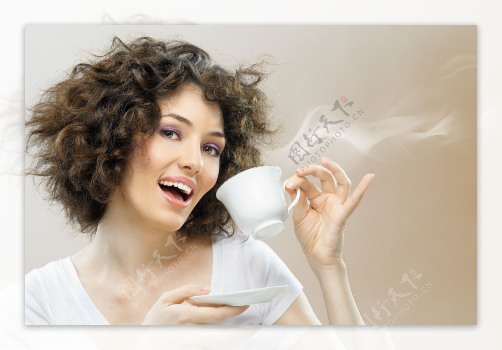 端着热茶喝的外国美女图片