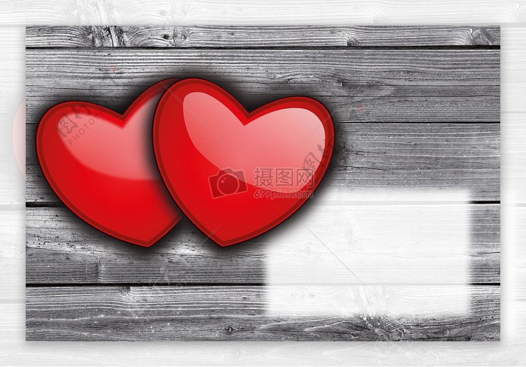 木板上的两颗连着的红心