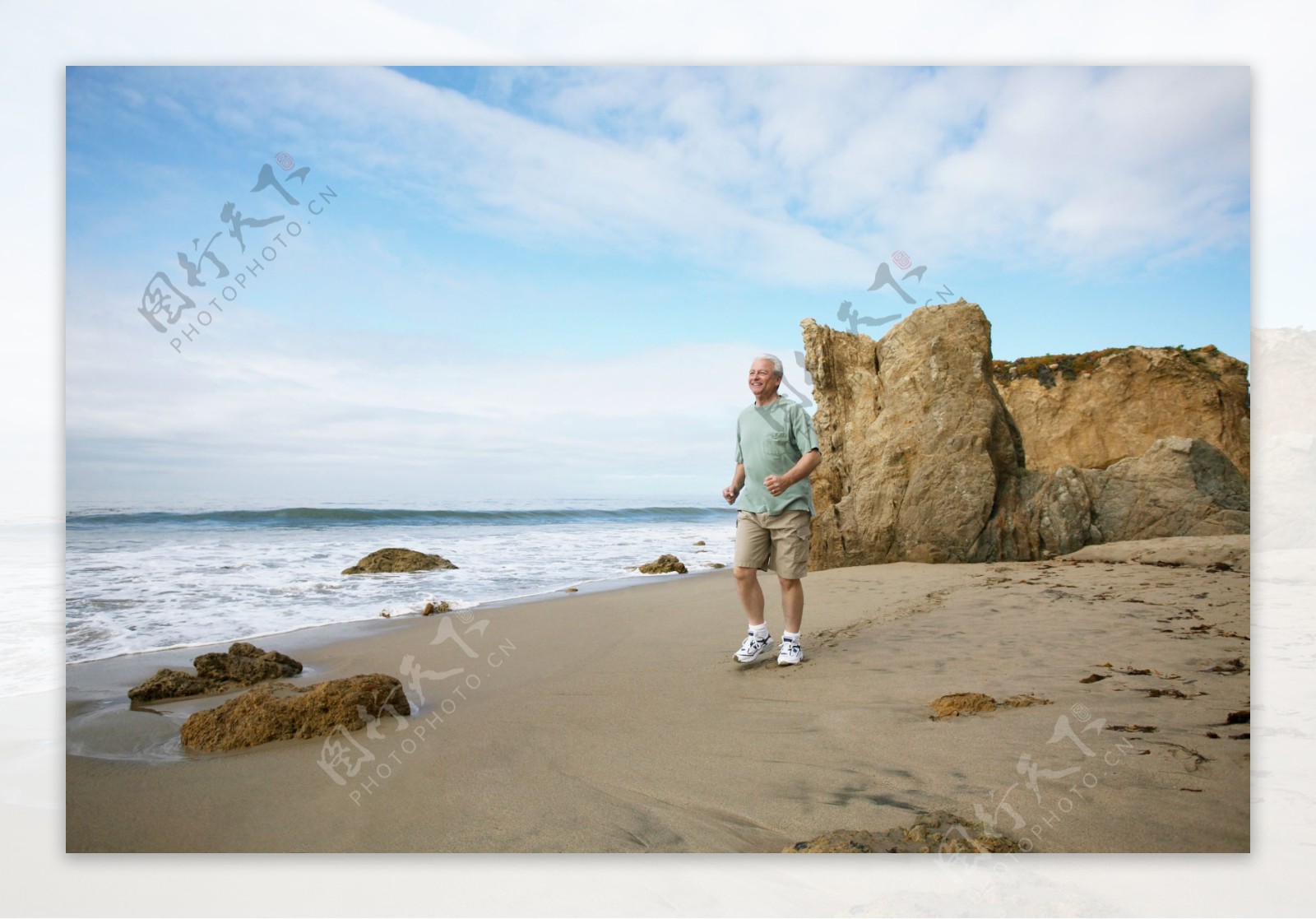 沙滩上锻炼的老人图片