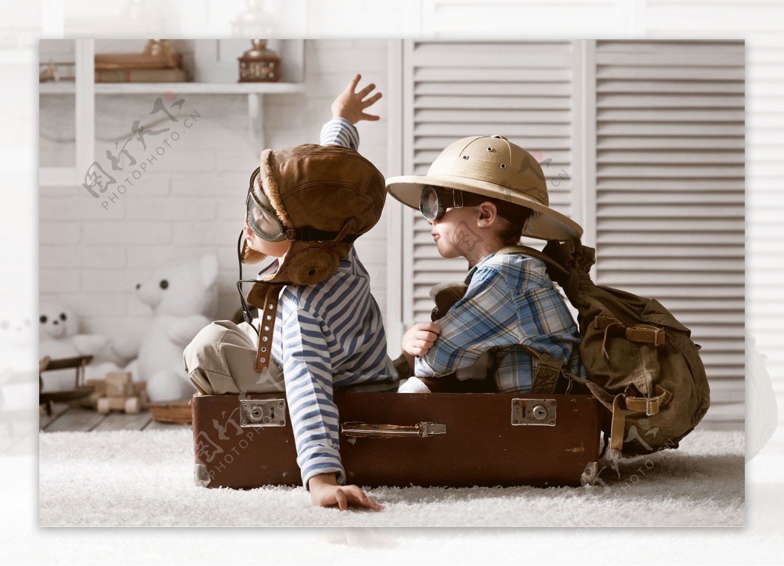 行李箱里开心玩耍的孩子图片