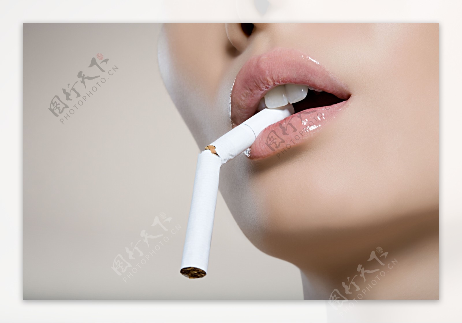 性感嘴唇与折断的香烟图片