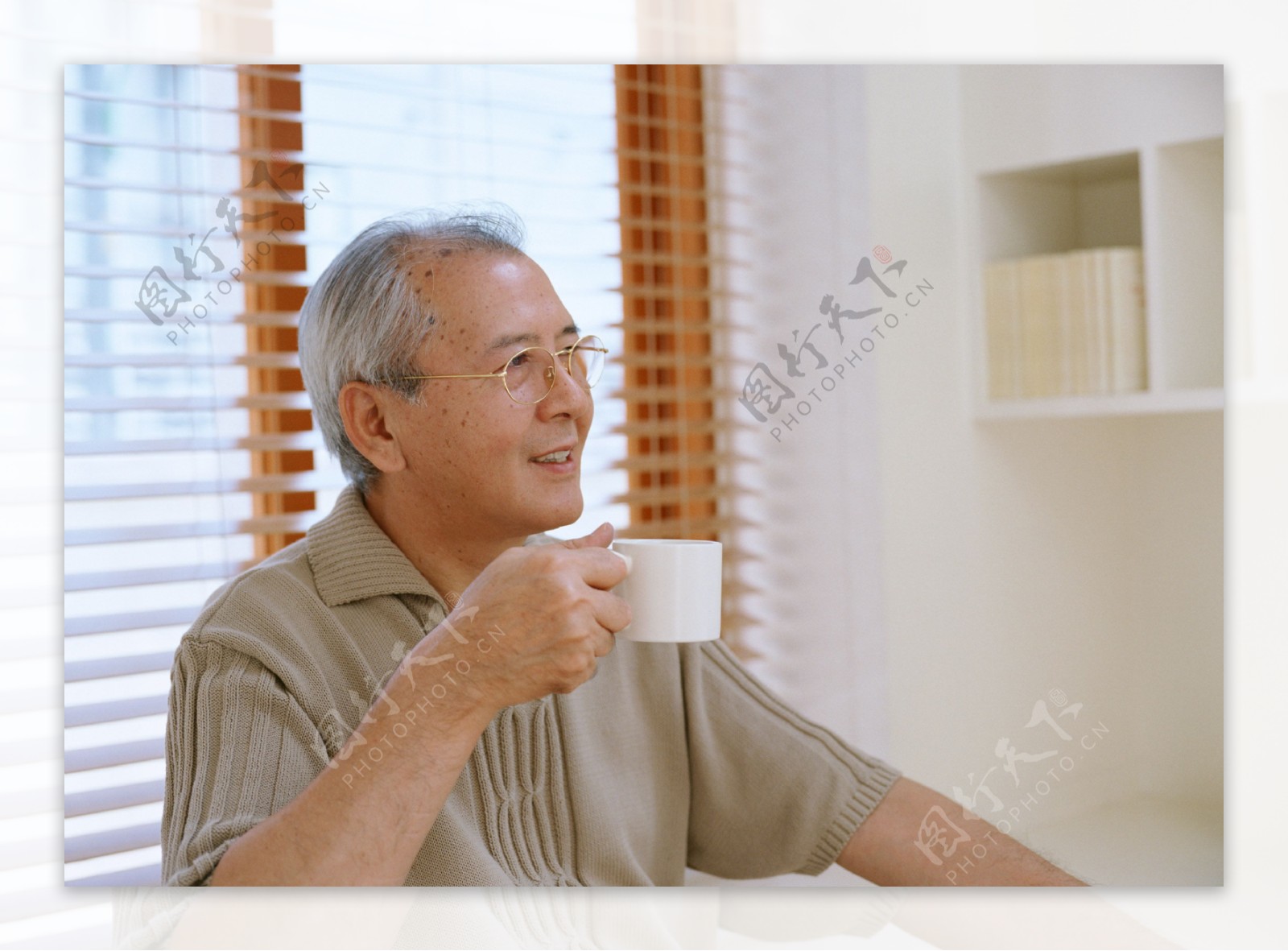 喝咖啡的健康老人图片