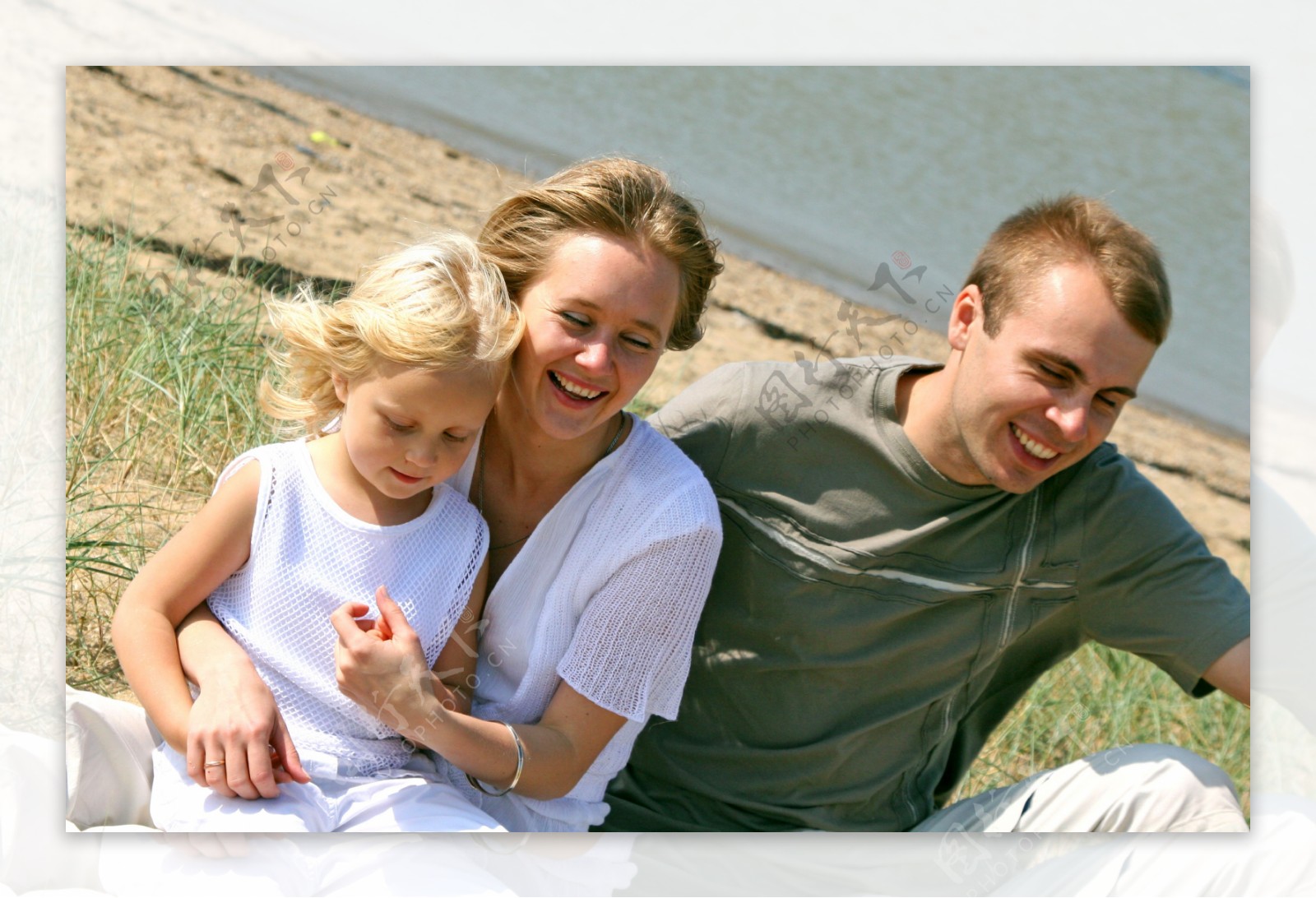 观看在海滩的家庭日落 库存照片. 图片 包括有 生活方式, 愉快, 海洋, 幸福, 爸爸, 户外, 放松 - 55161426