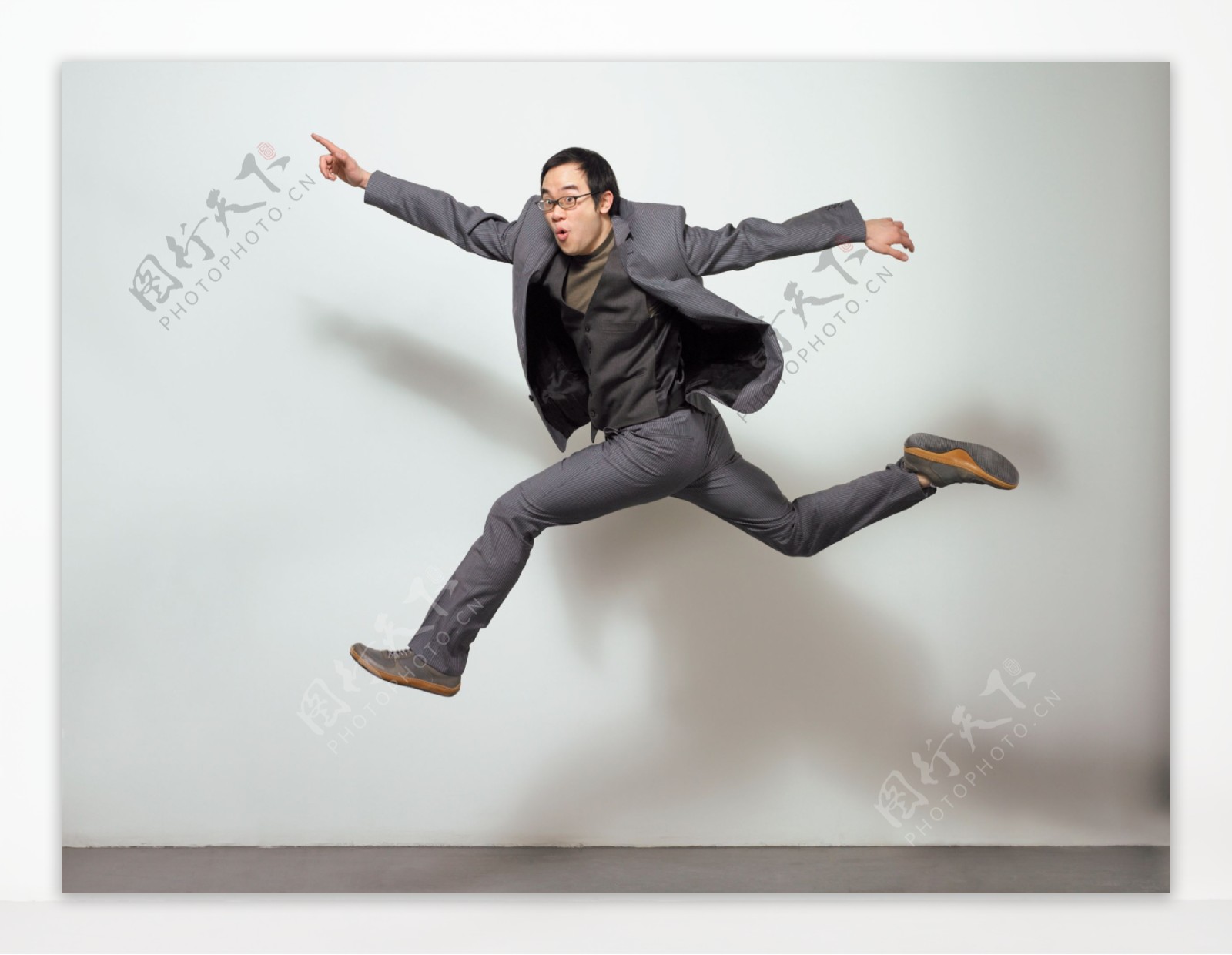 跳跃的商务职业男性图片