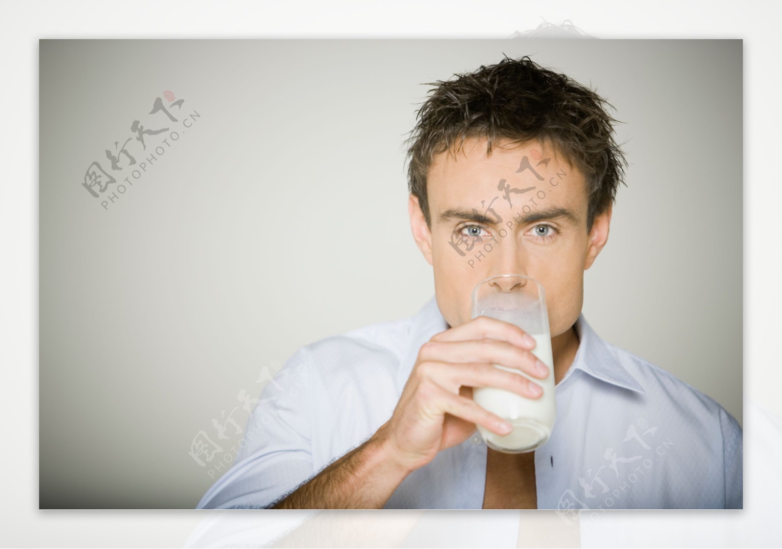 喝牛奶的男人图片