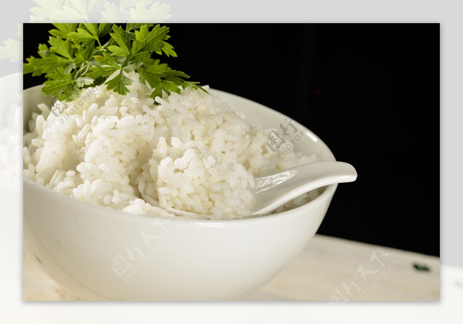 米饭里的勺子图片