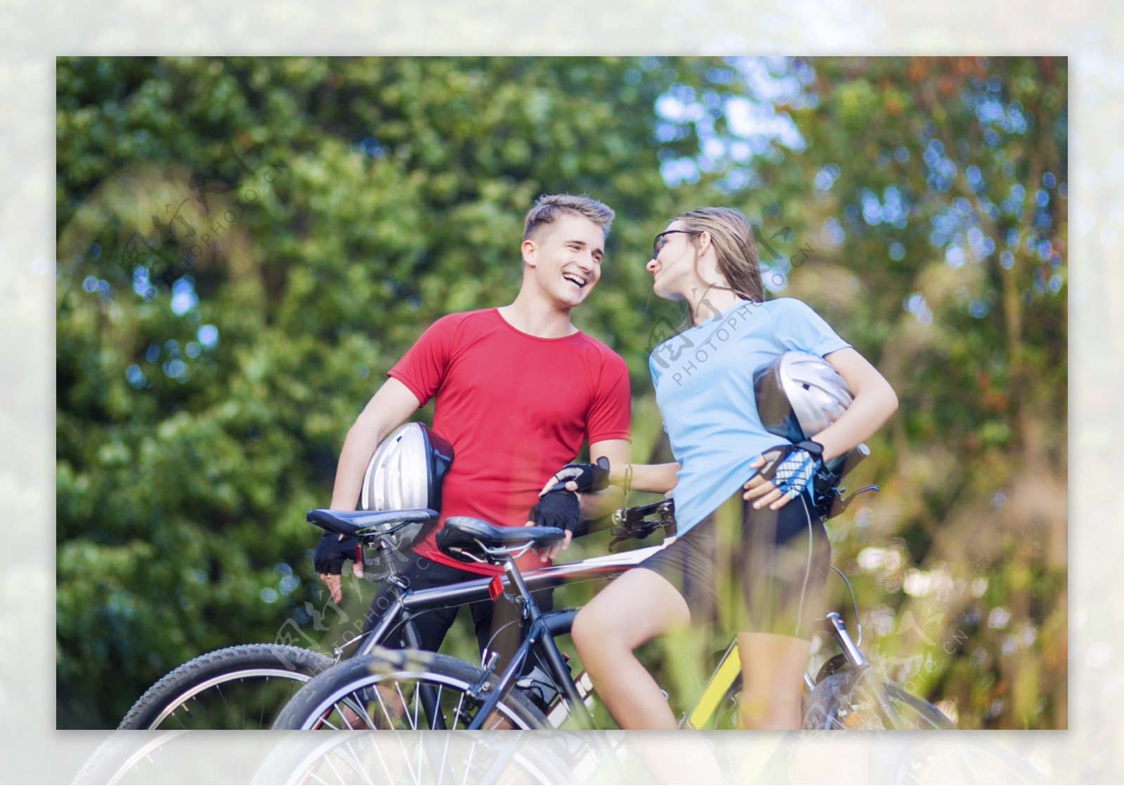 一起骑自行车的情侣图片