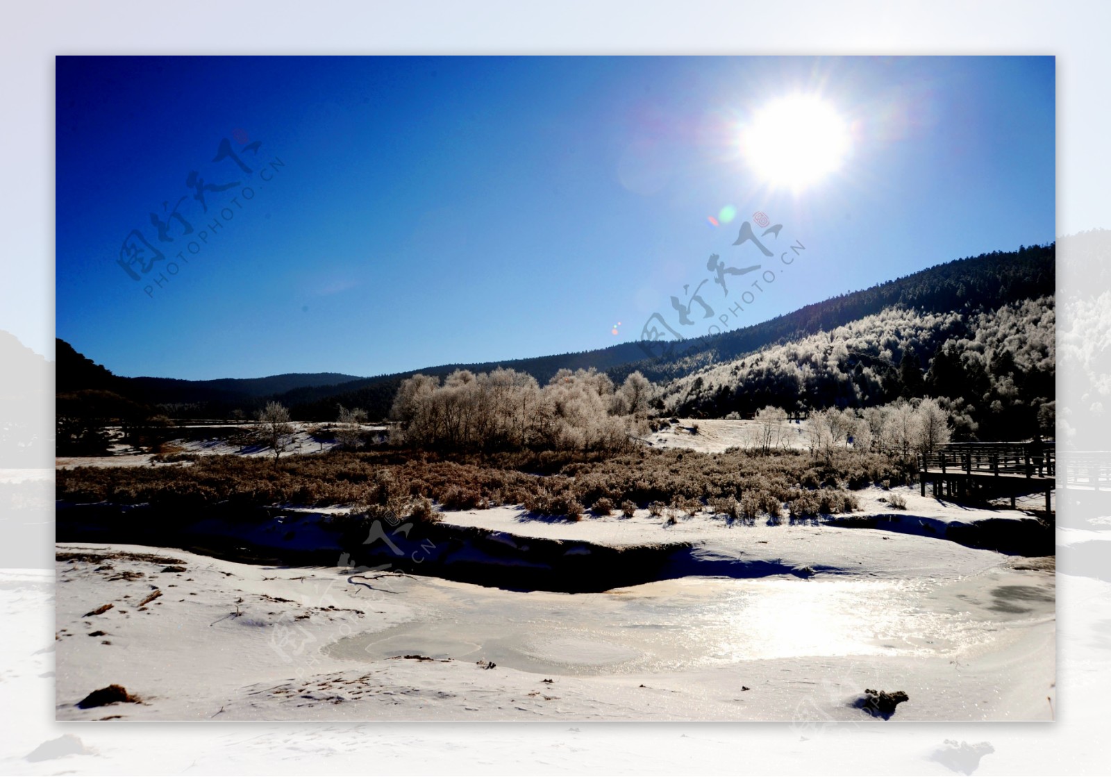 蓝天阳光雪地风景高清图片
