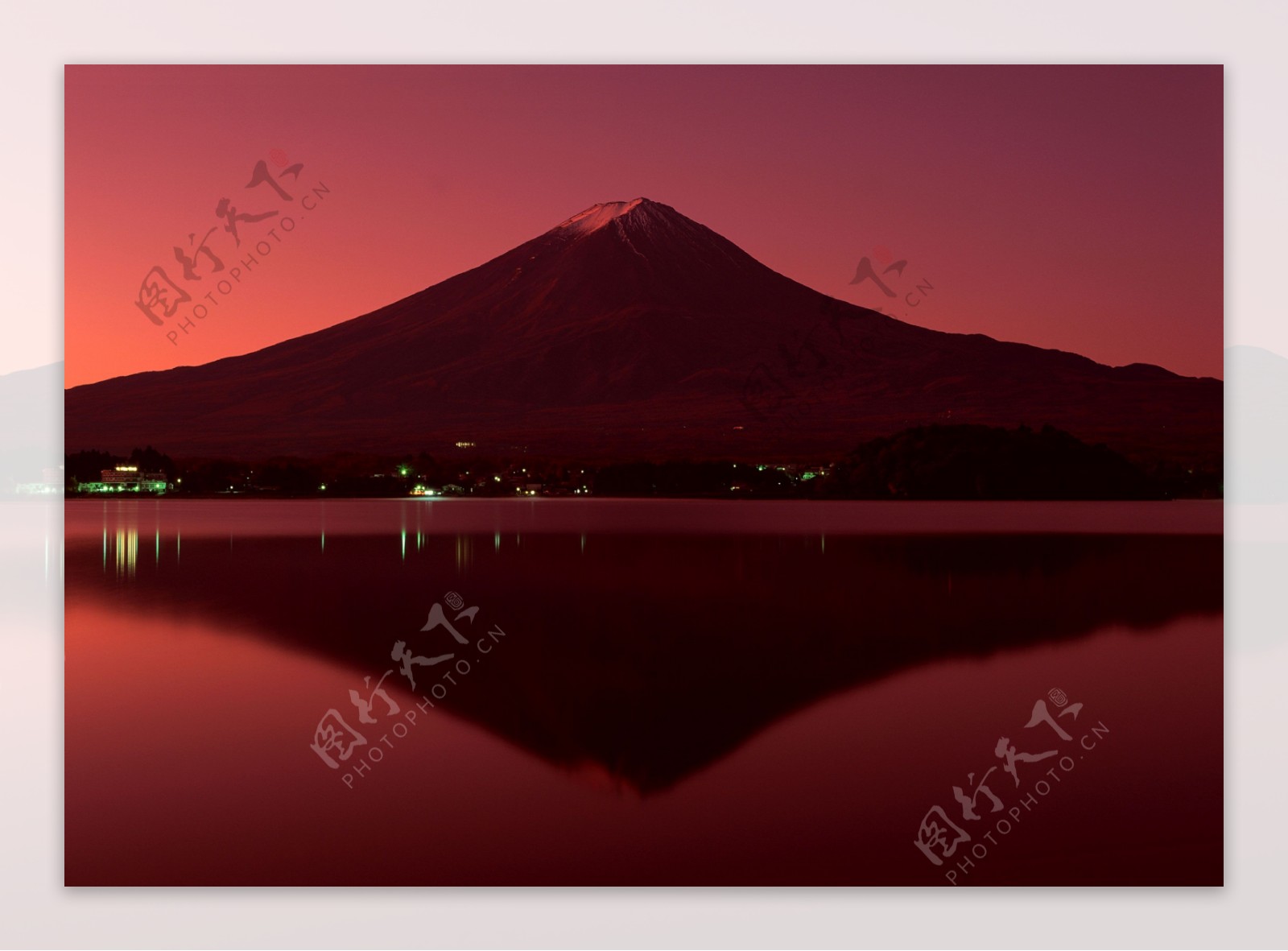 血色富士山图片