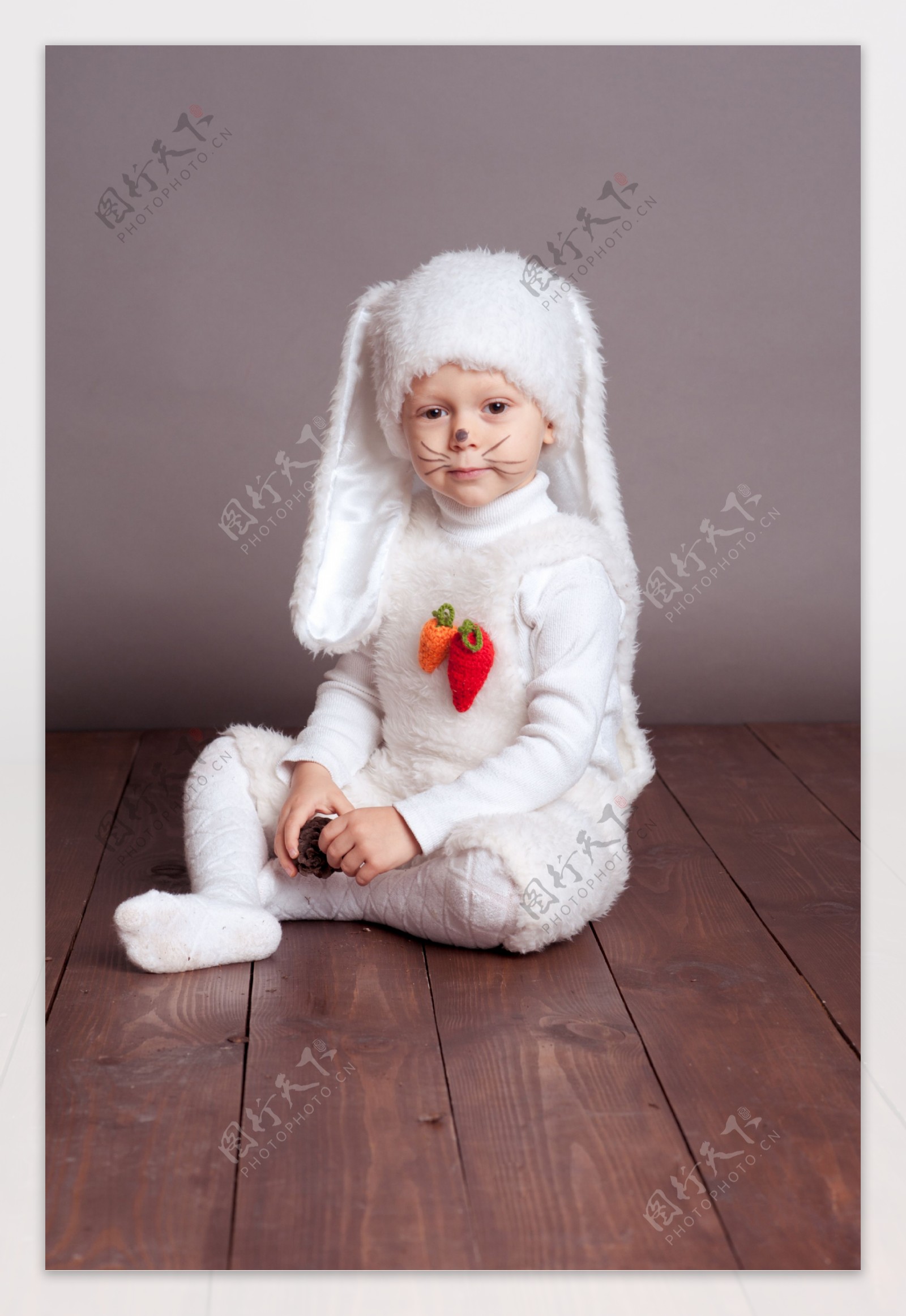 穿着兔子衣服可爱的孩子图片