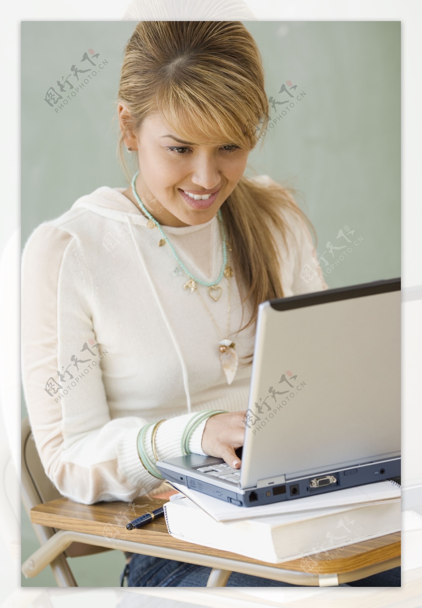 玩电脑的女生图片