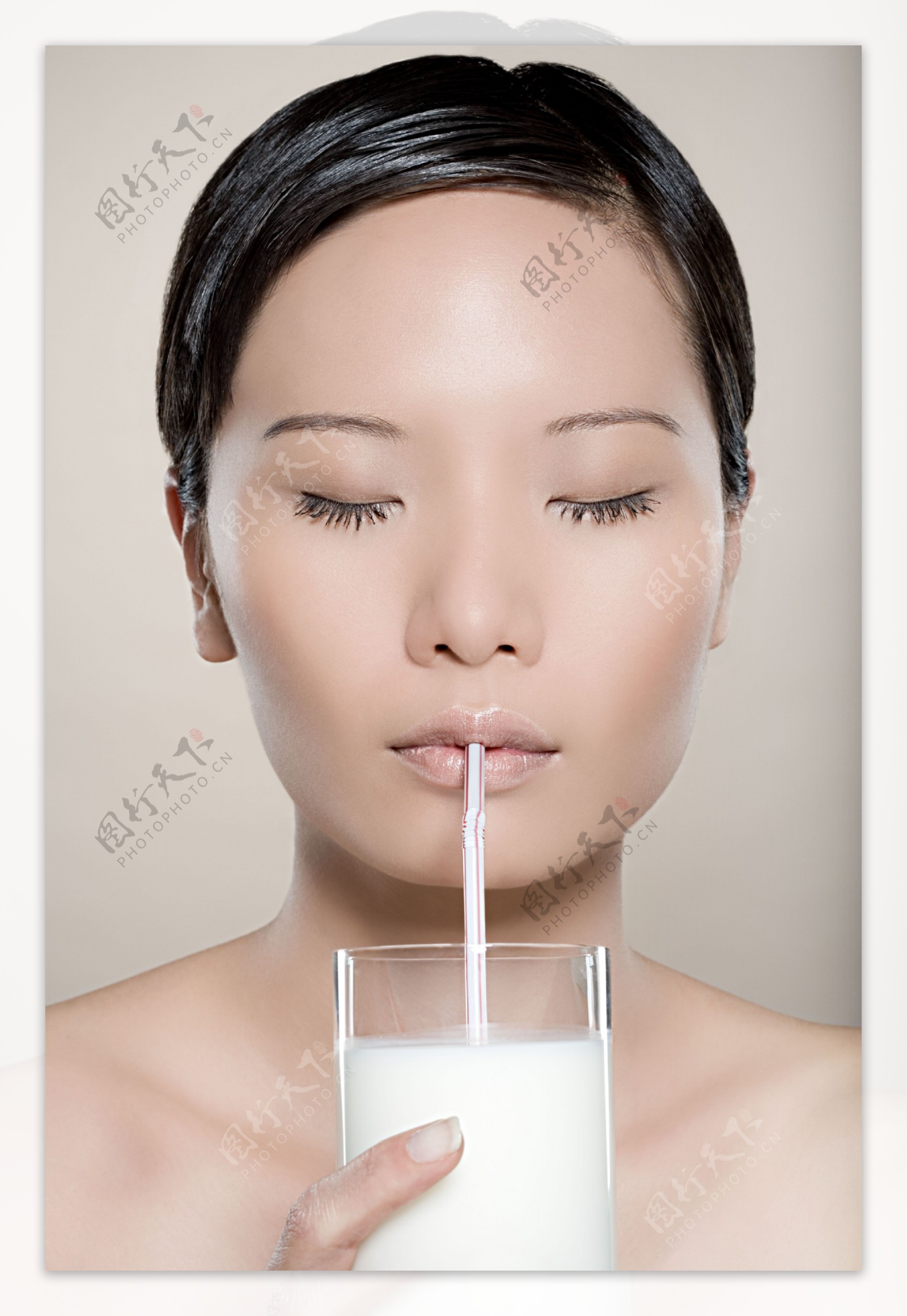 女人喝牛奶图片