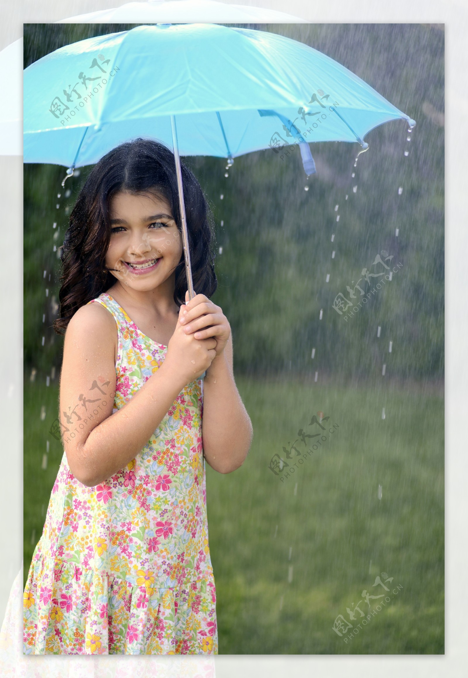 雨中拿着伞的女孩图片