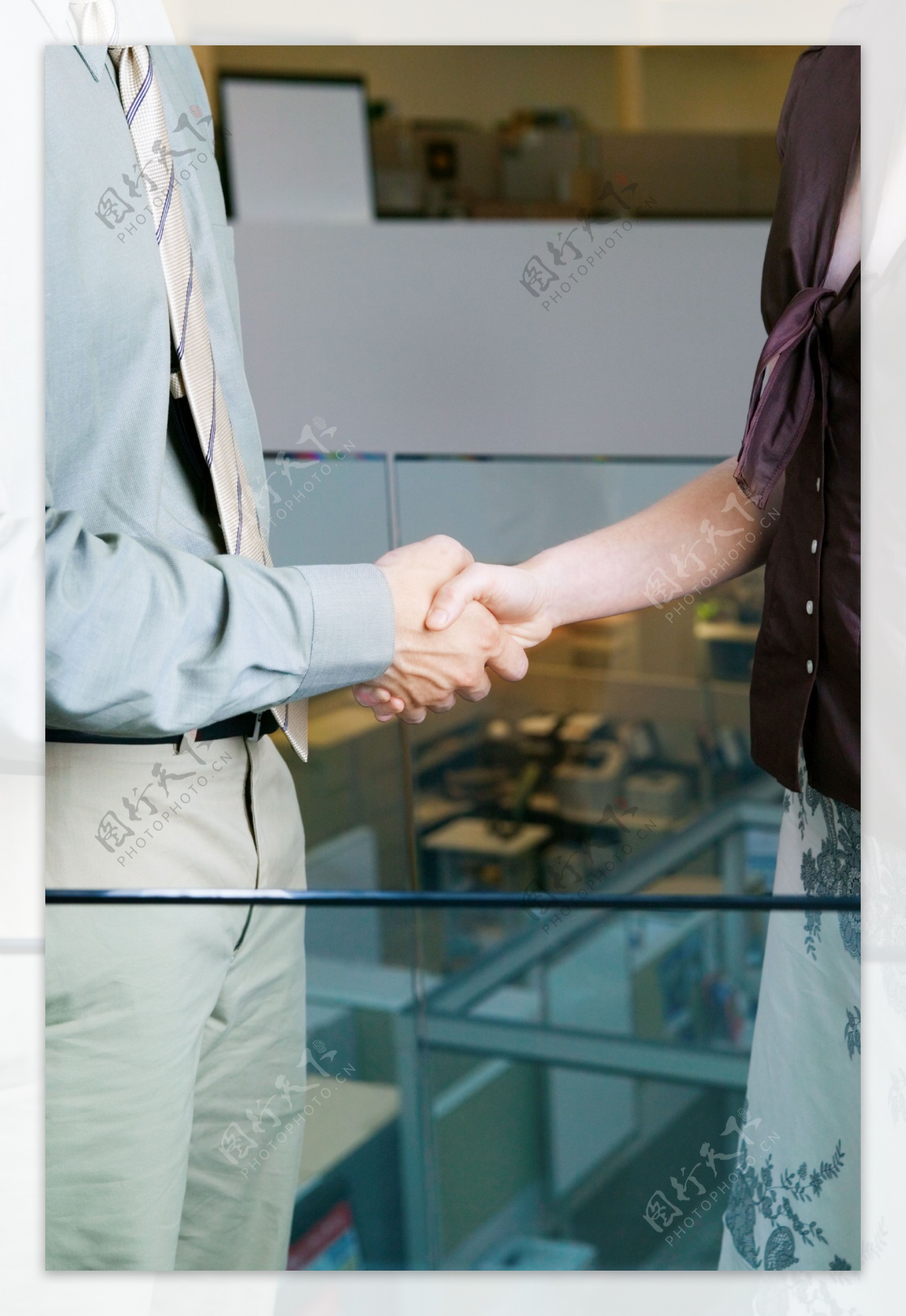 握手合作的商务人士图片