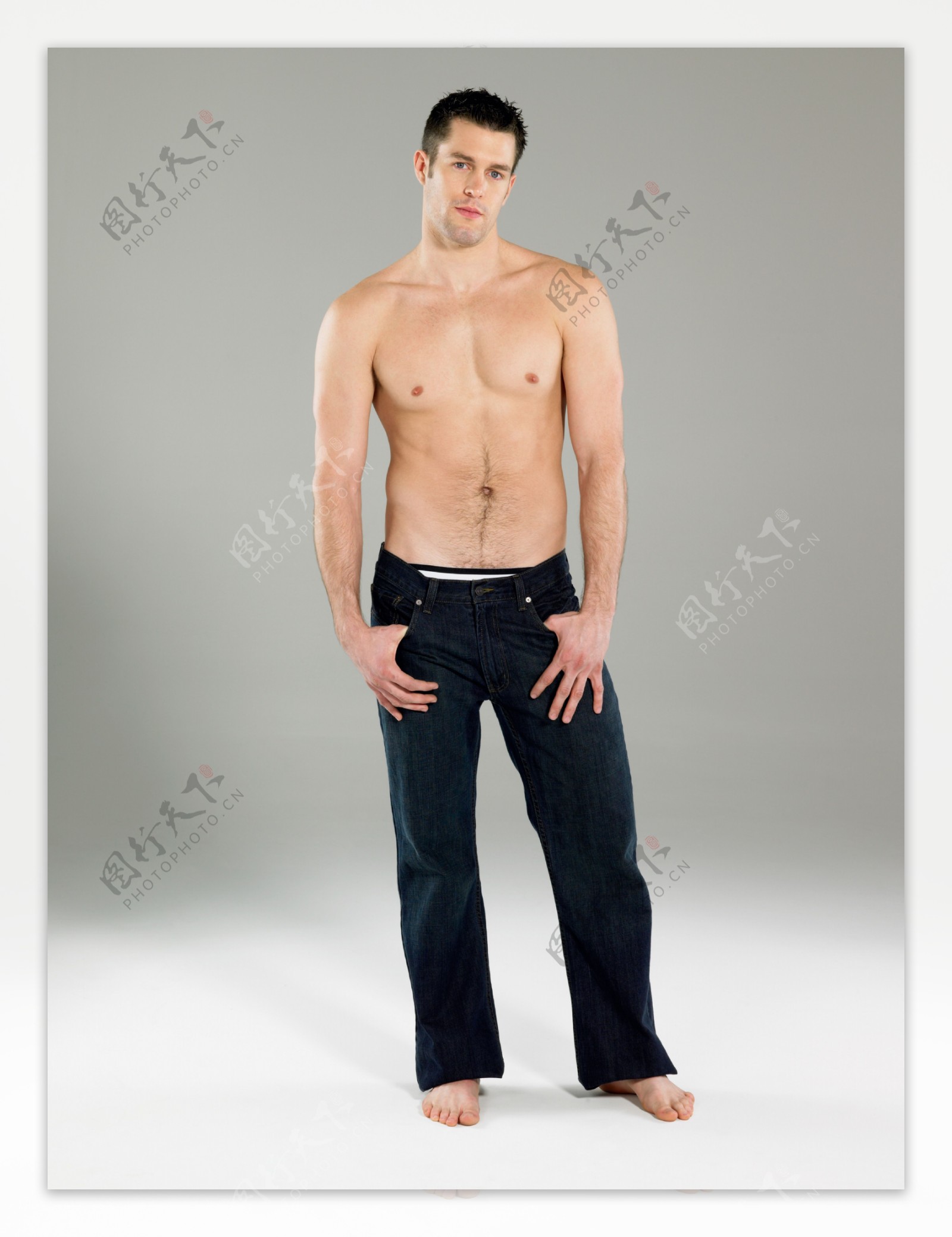 手揣裤兜的外国男性图片
