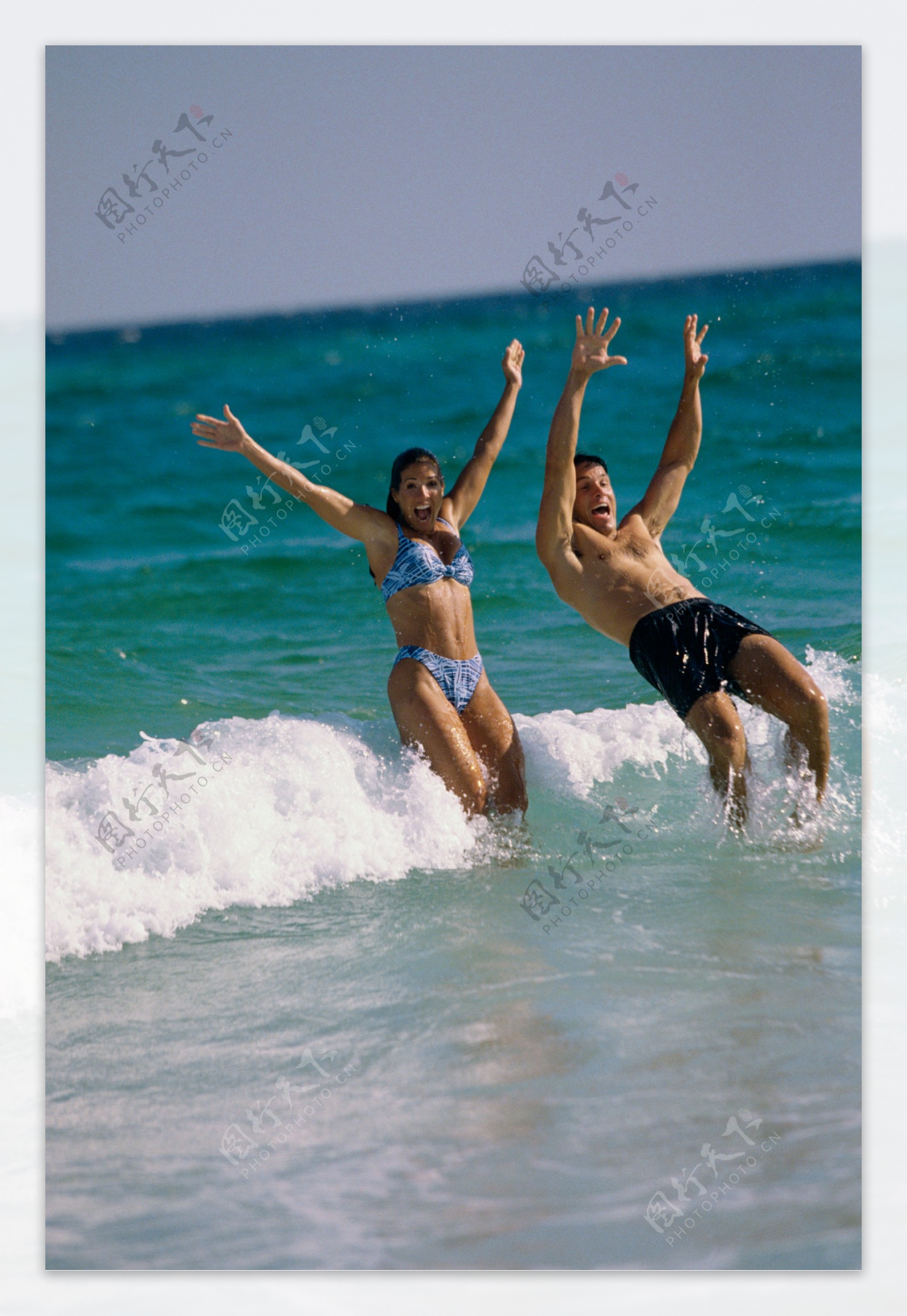 海滩上玩耍的外国夫妇图片