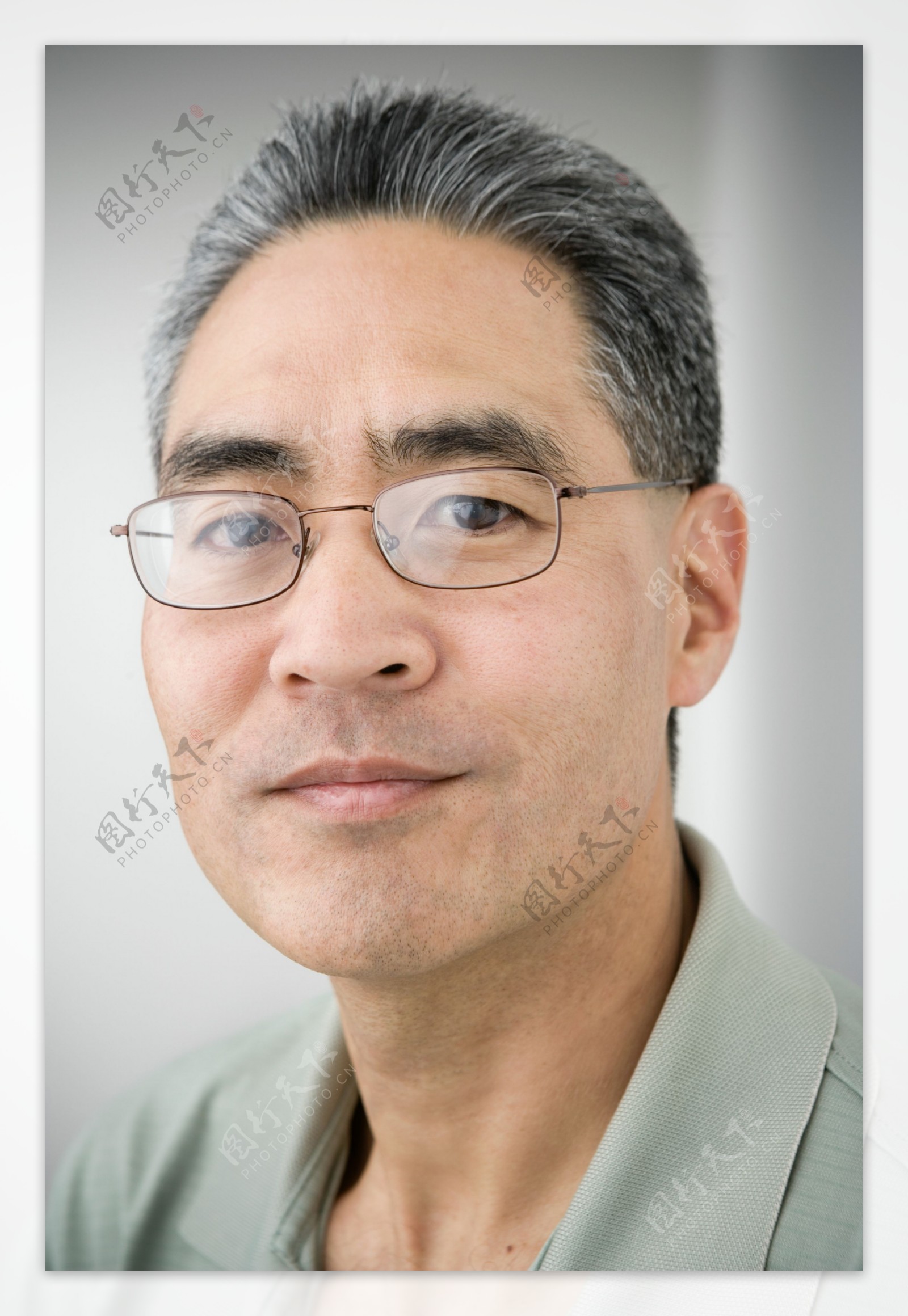 戴眼镜的中年男人图片