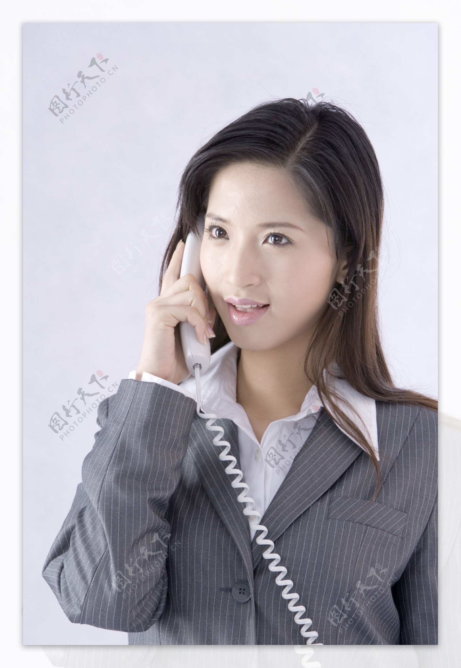 穿着职业装打电话的女性图片图片