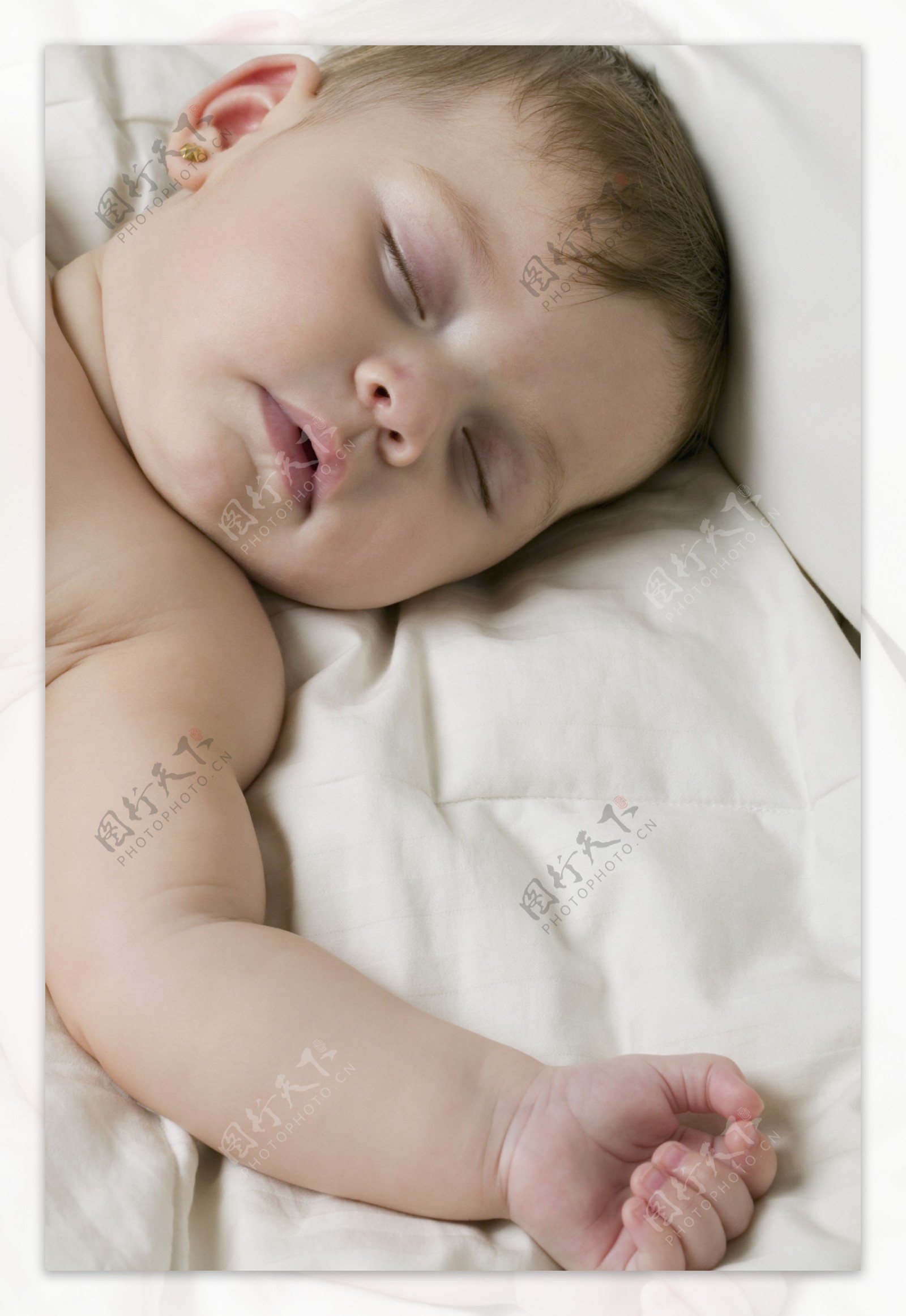 熟睡婴儿的脸部特写图片