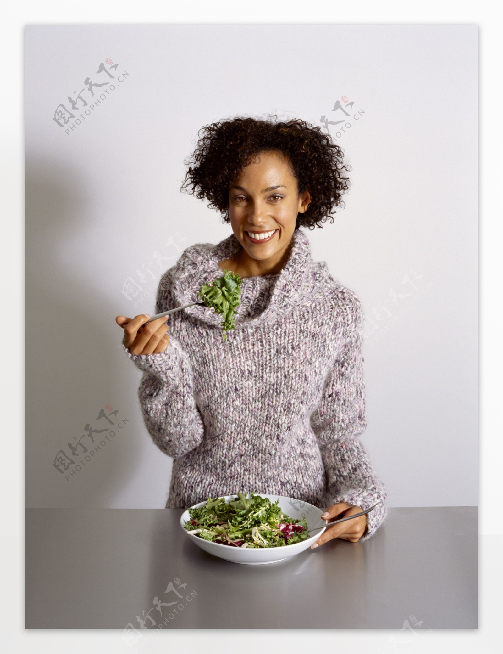 正在用餐的女人图片