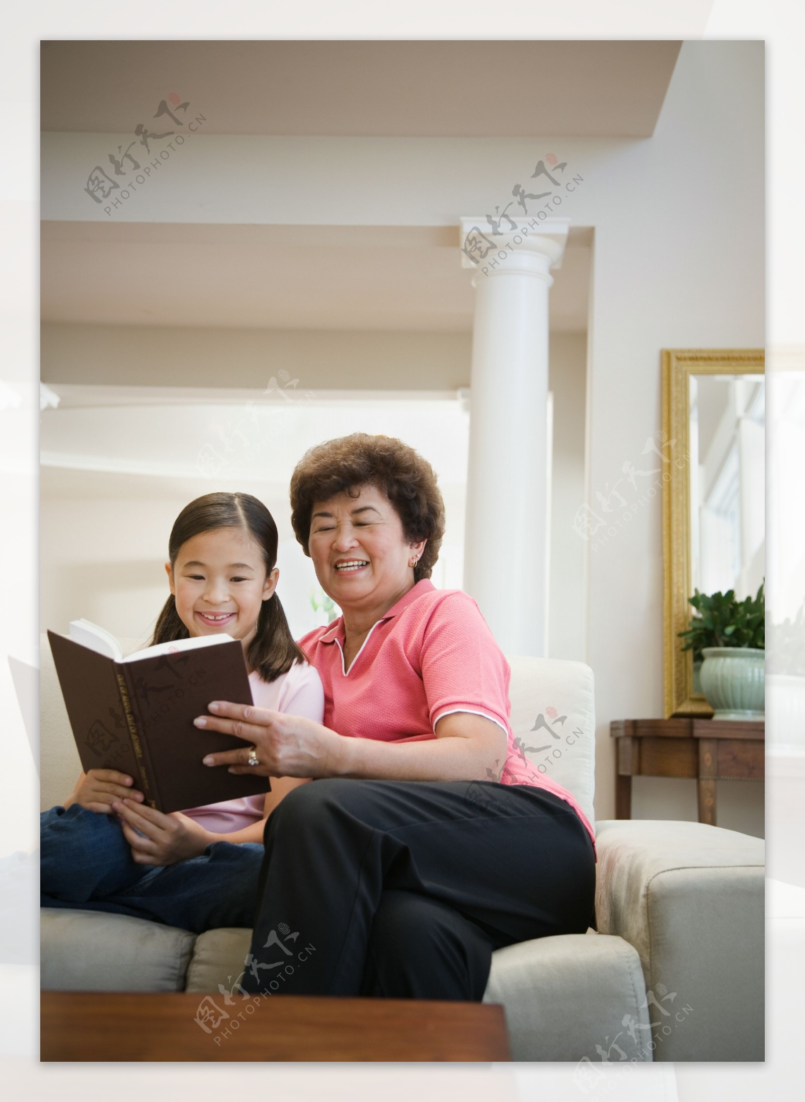 看书的小女孩的奶奶图片