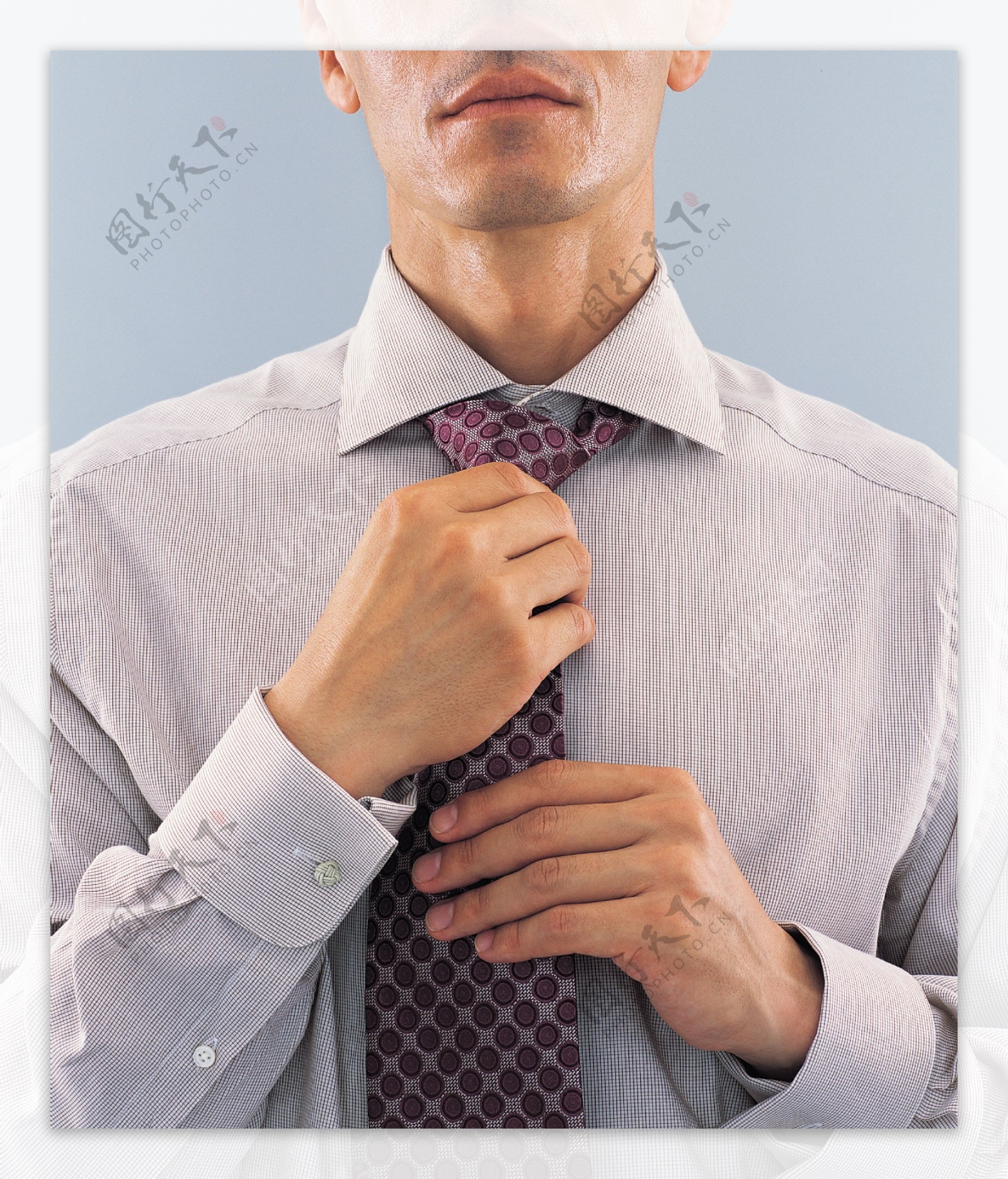 打领带的商务男性图片
