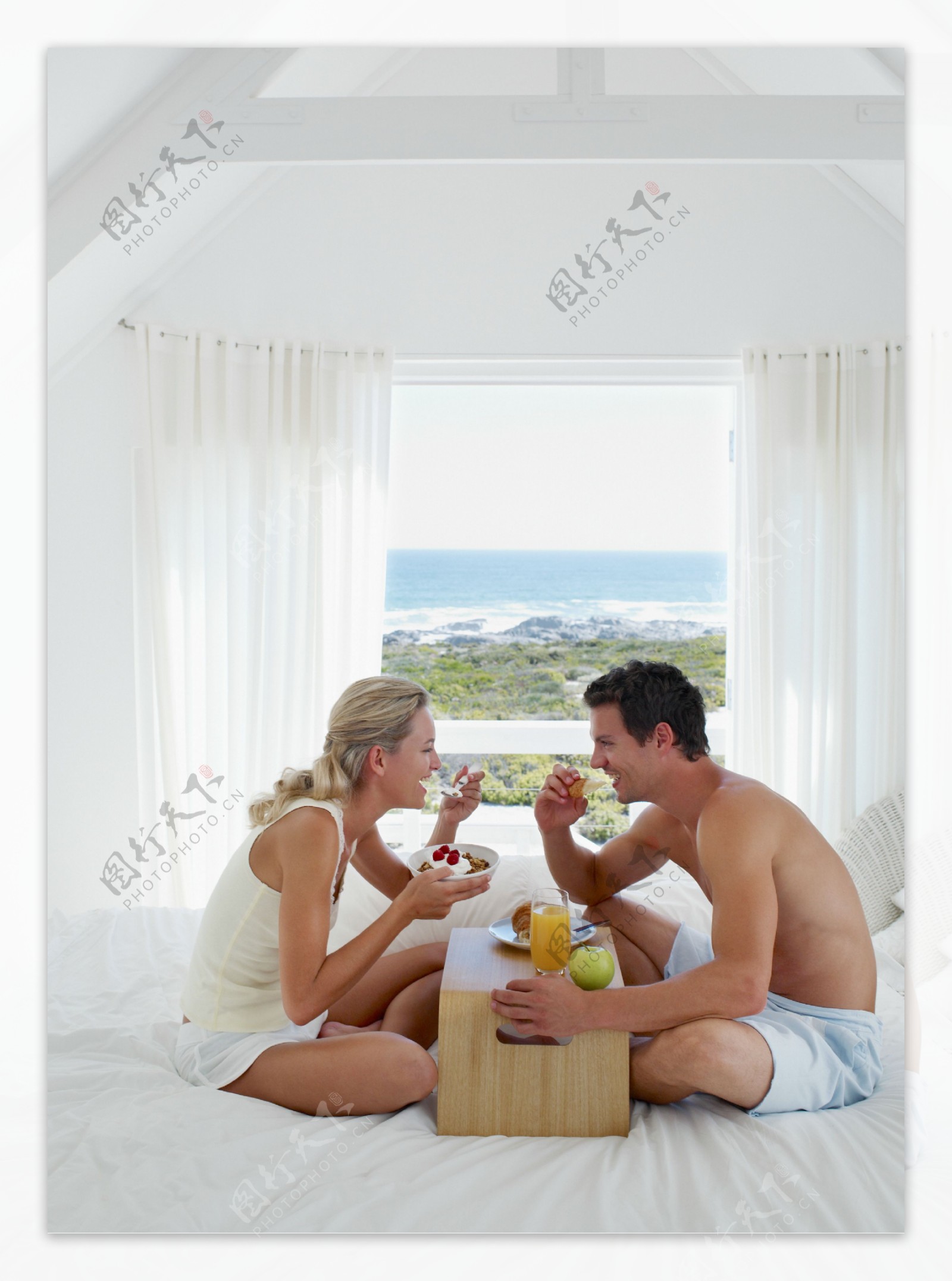 一起在床上吃早餐的情侣图片